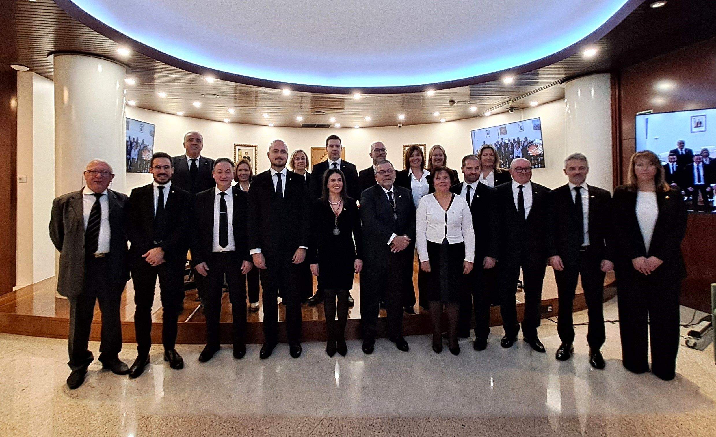 Foto de grup dels consellers sortints i dels entrants. Foto de grup dels consellers sortints i dels entrants.