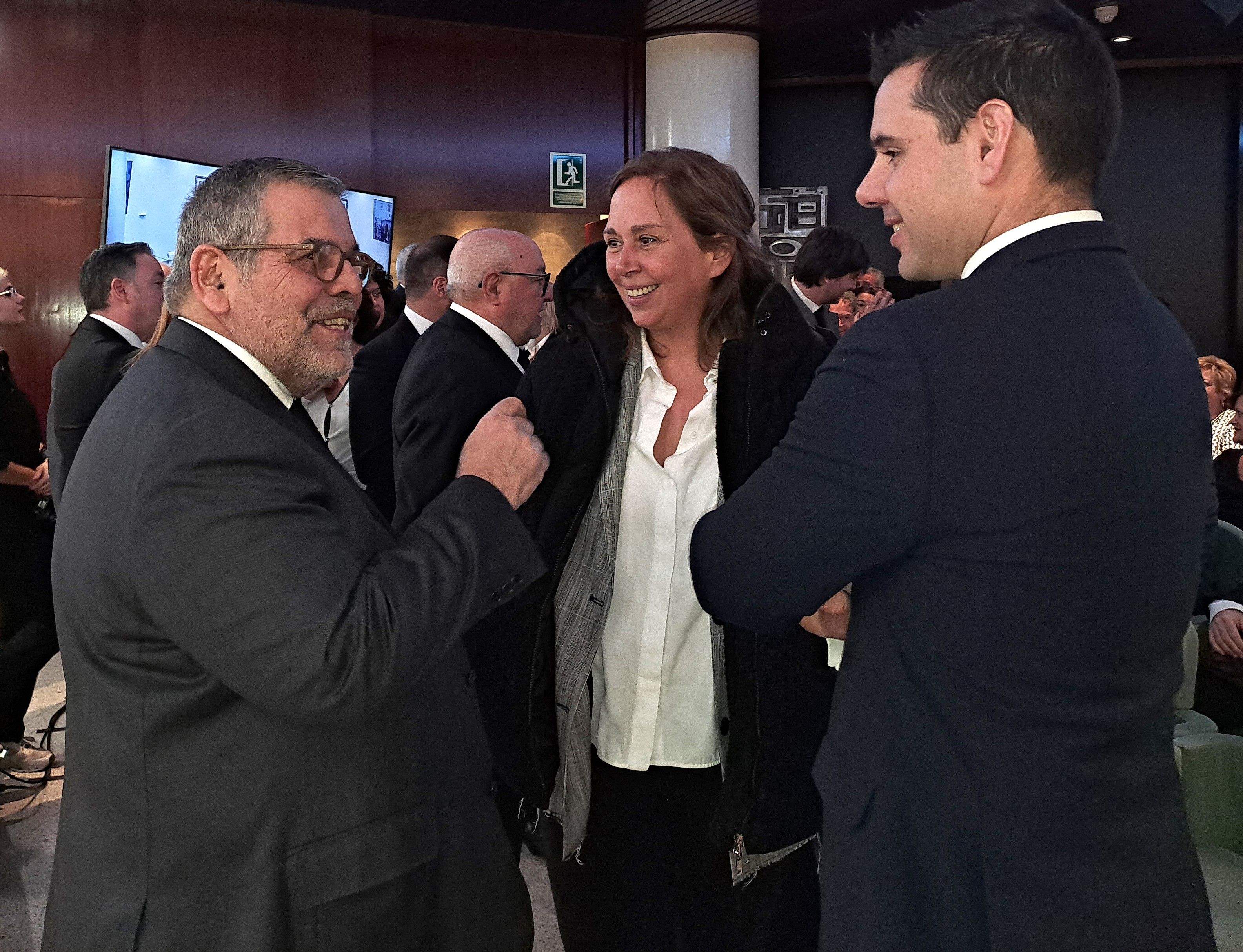 Jean Michel Rascagneres bromeja abans del ple amb el seu fill, Benjamí, ara conseller. Jean Michel Rascagneres bromeja abans del ple amb el seu fill, Benjamí, ara conseller.