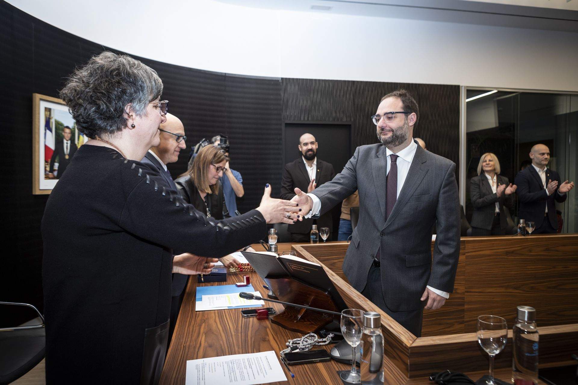 Ramon Tena just després de prometre el càrrec de conseller comunal. Ramon Tena just després de prometre el càrrec de conseller comunal.