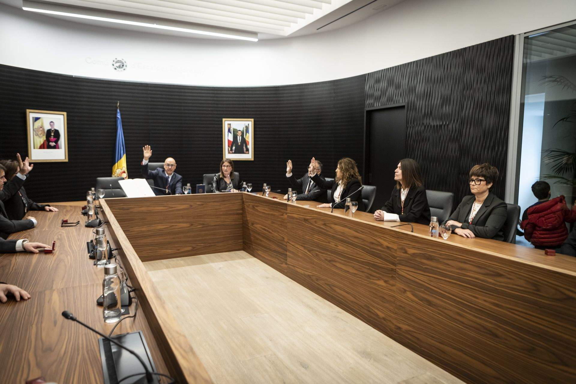 Els nous membres de la corporació durant una votació. Els nous membres de la corporació durant una votació.