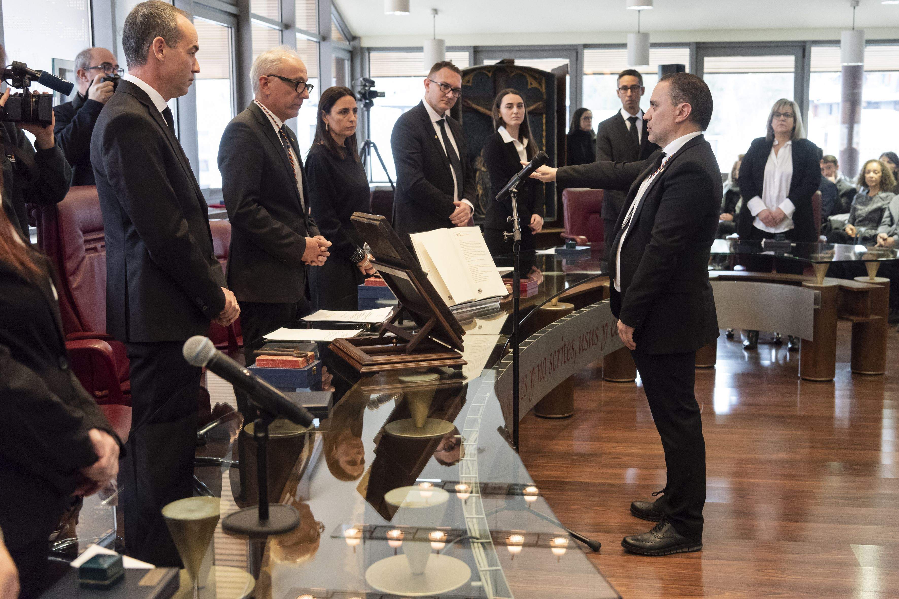 Marc Casal jurant el càrrec. Marc Casal jurant el càrrec.