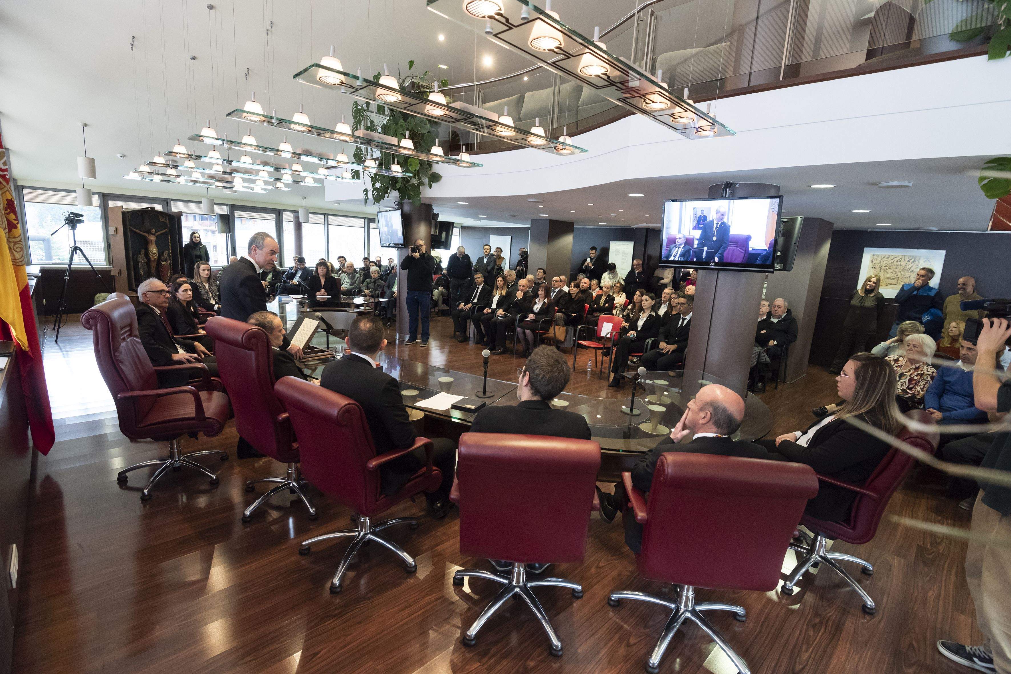 La sala del consell de Canillo plena de gom a gom. La sala del consell de Canillo plena de gom a gom.