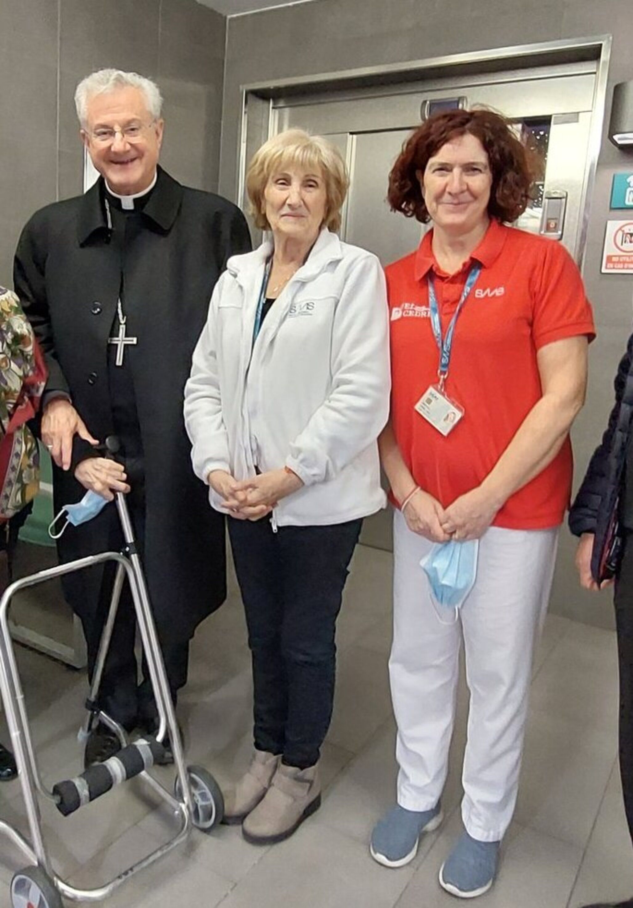 Montserrat Alsina, al centre, en una recent visita pastoral de Joan-Enric Vives al Cedre.