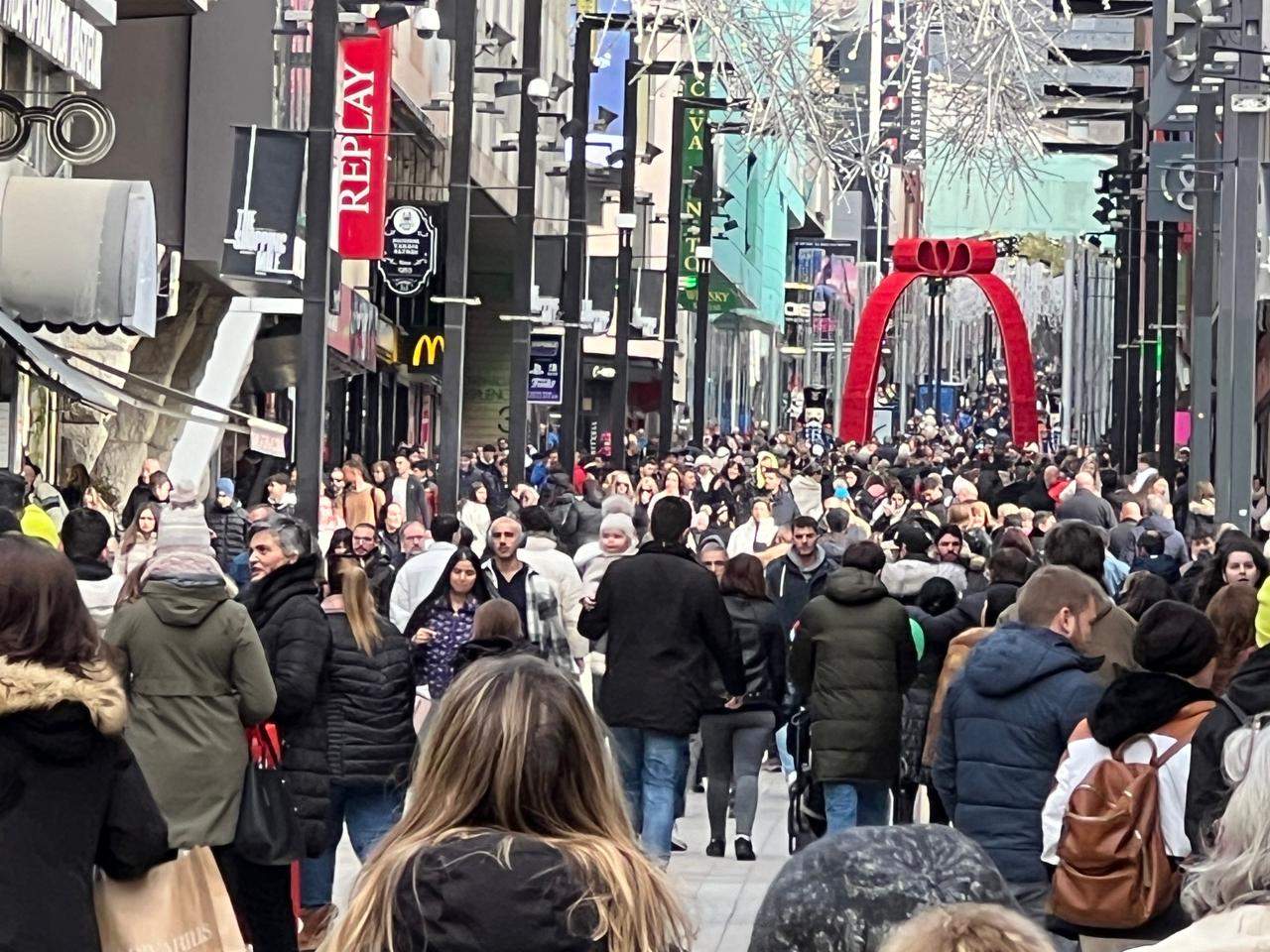 L'avinguda Meritxell plena de gom a gom. L'avinguda Meritxell plena de gom a gom.