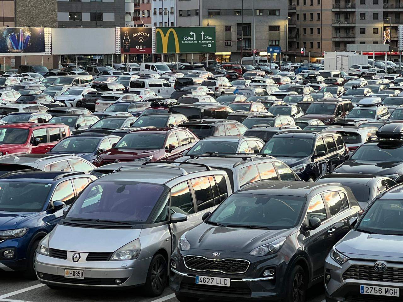 L'aparcament del Parc central ple aquest dissabte. L'aparcament del Parc central ple aquest dissabte.