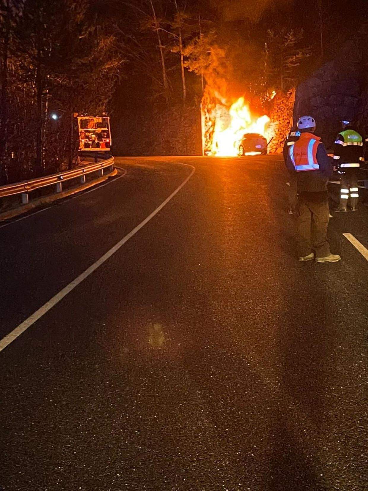 Els bombers actuant en l'incendi d'un vehicle a la carretera d'Erts.