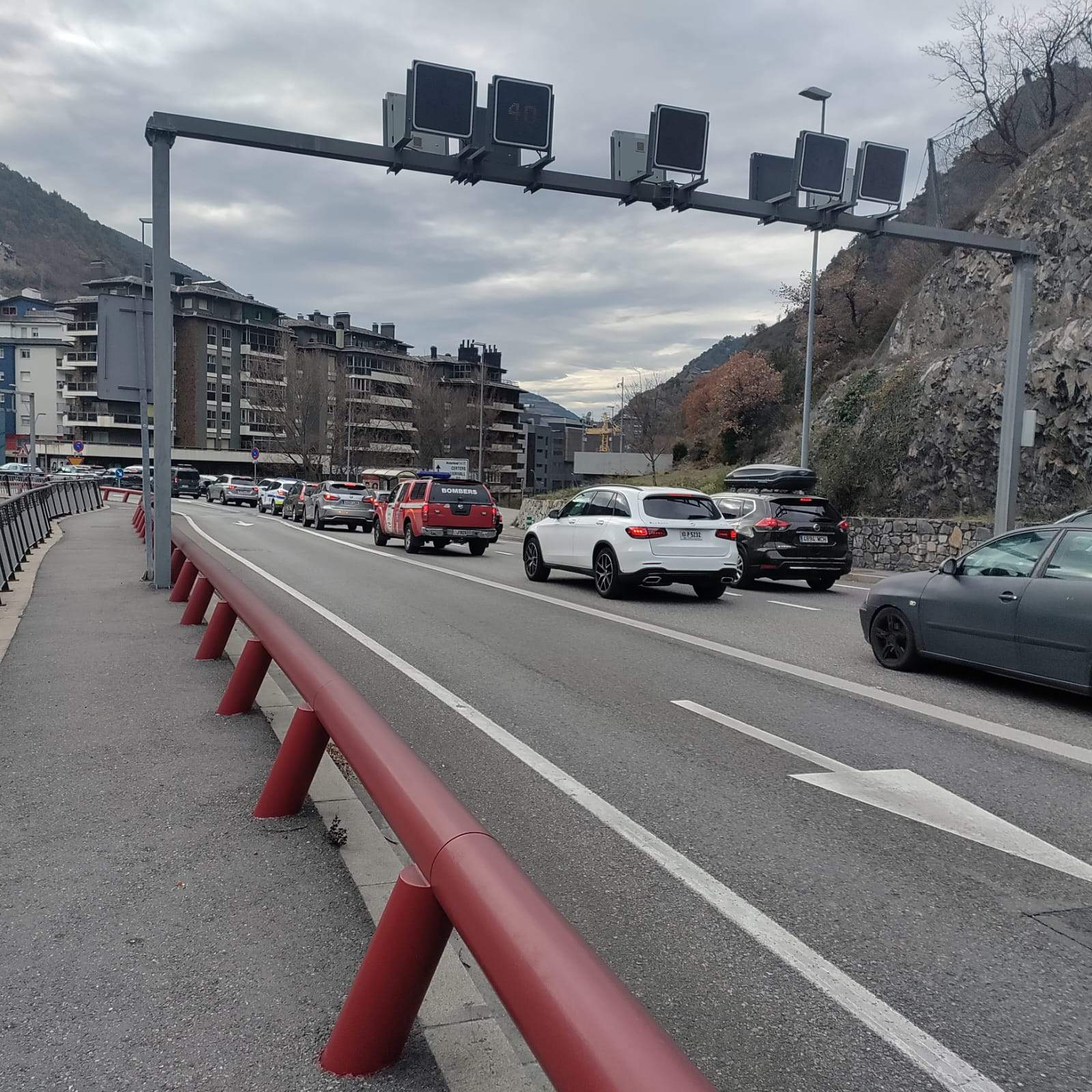 Retencions abans d'arribar a la rotonda de la plaça Laurèdia. Retencions abans d'arribar a la rotonda de la plaça Laurèdia.