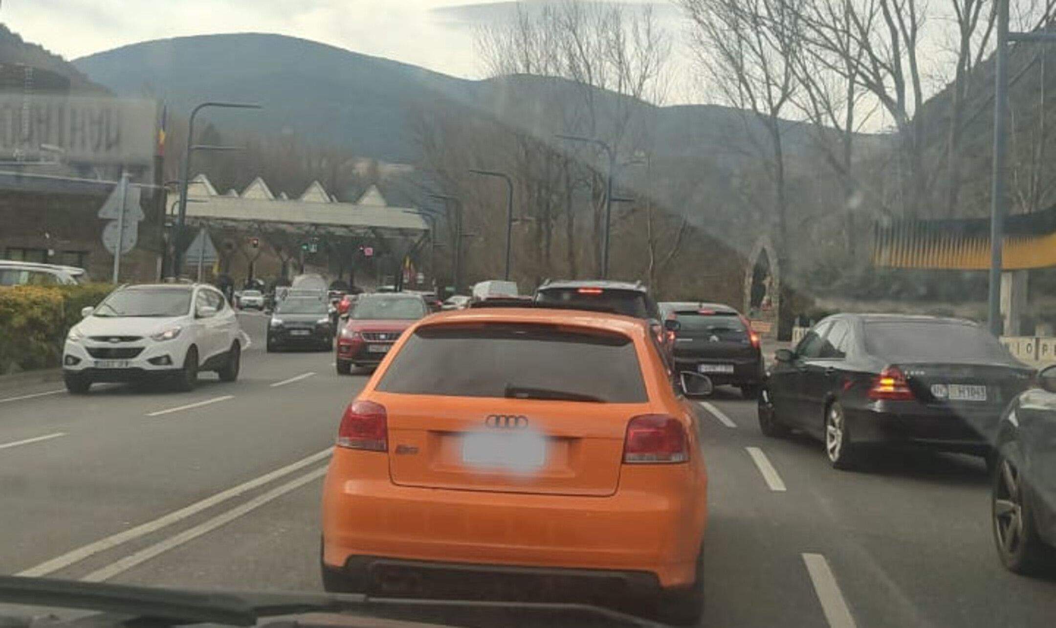 Cues a la frontera del riu Runer per sortir d'Andorra.