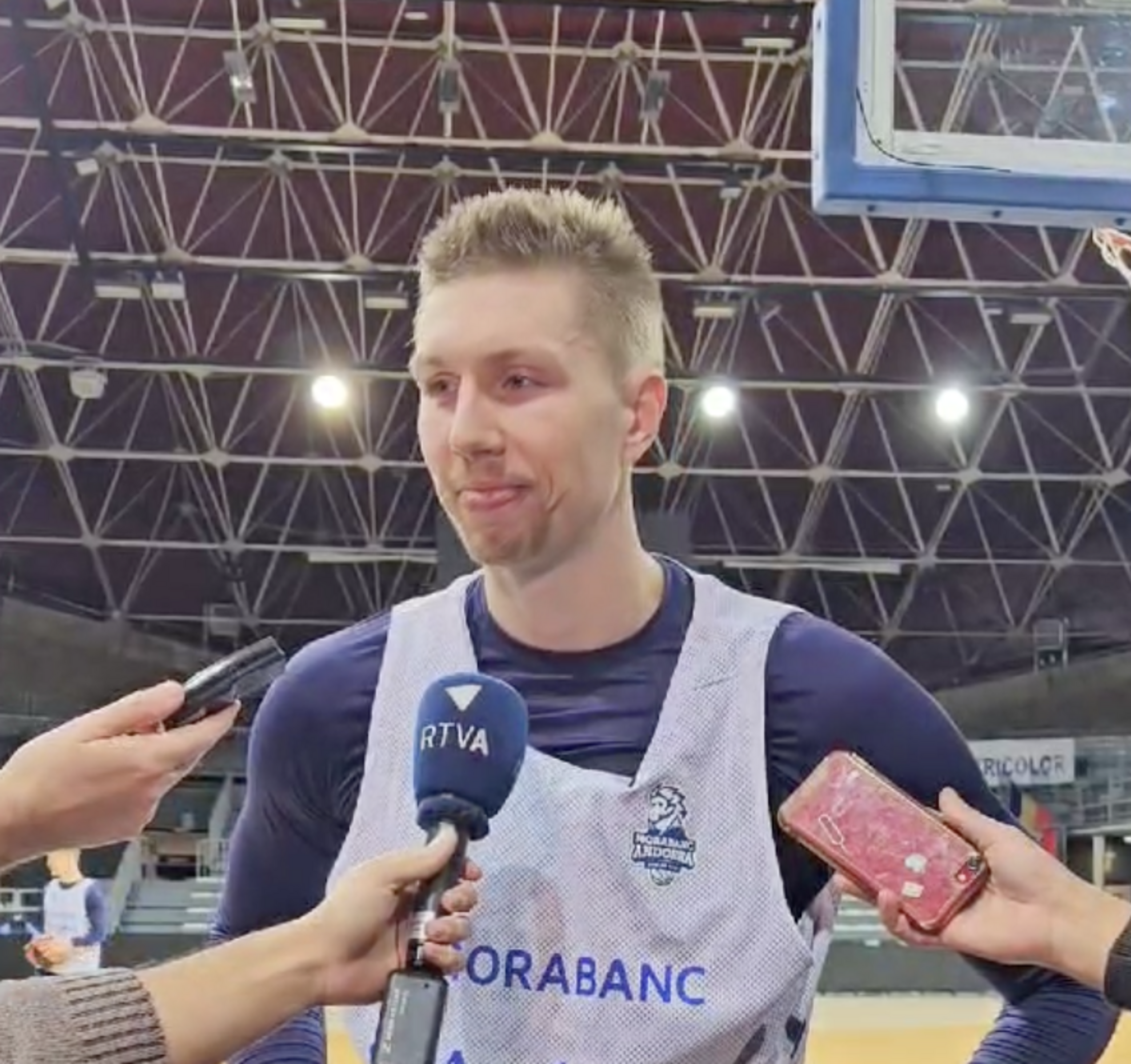 Alexander Madsen atenent els mitjans de comunicació.