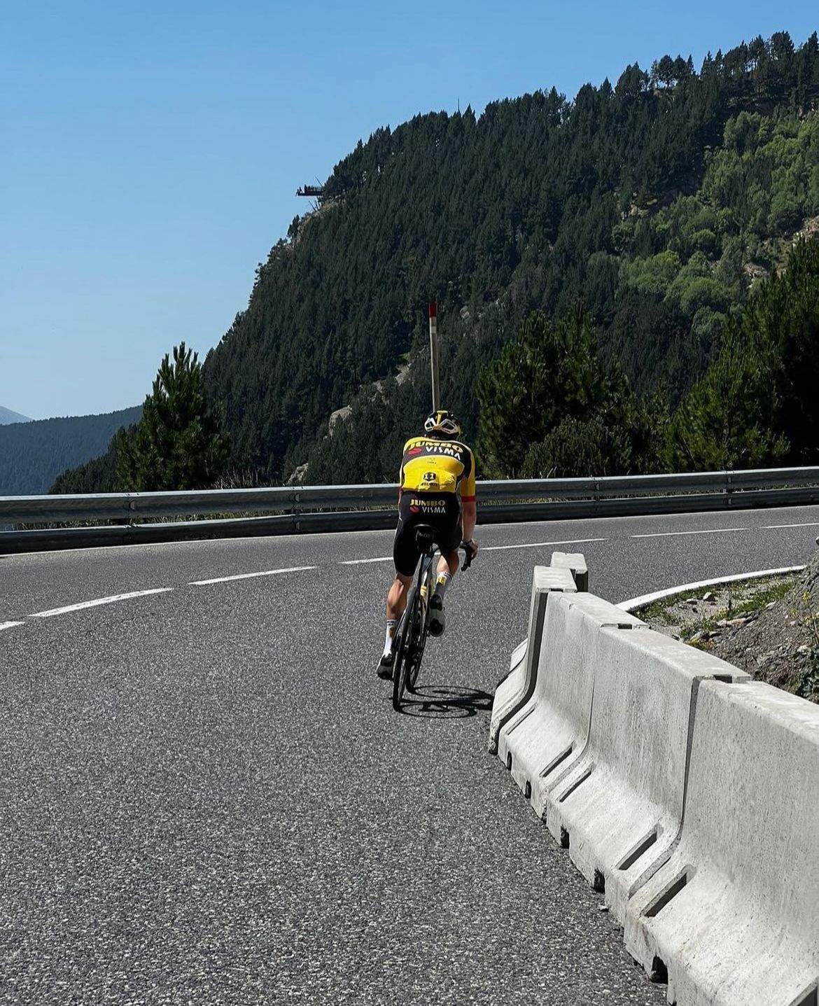 Rohan Dennis pedalant pel coll d'Ordino.