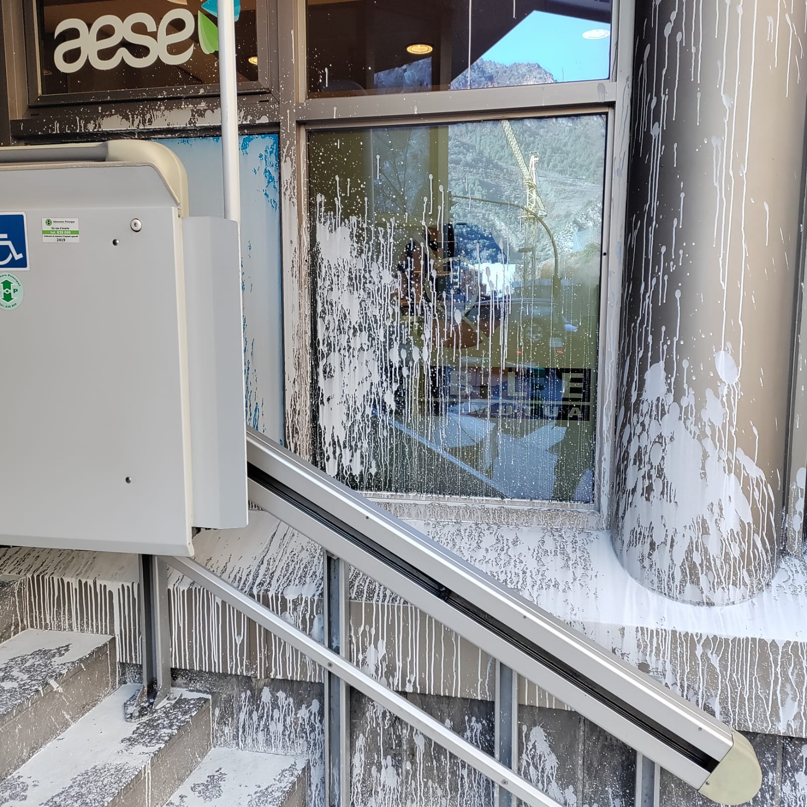 L'exterior de les instal·lacions encara estaven pintades aquest matí.