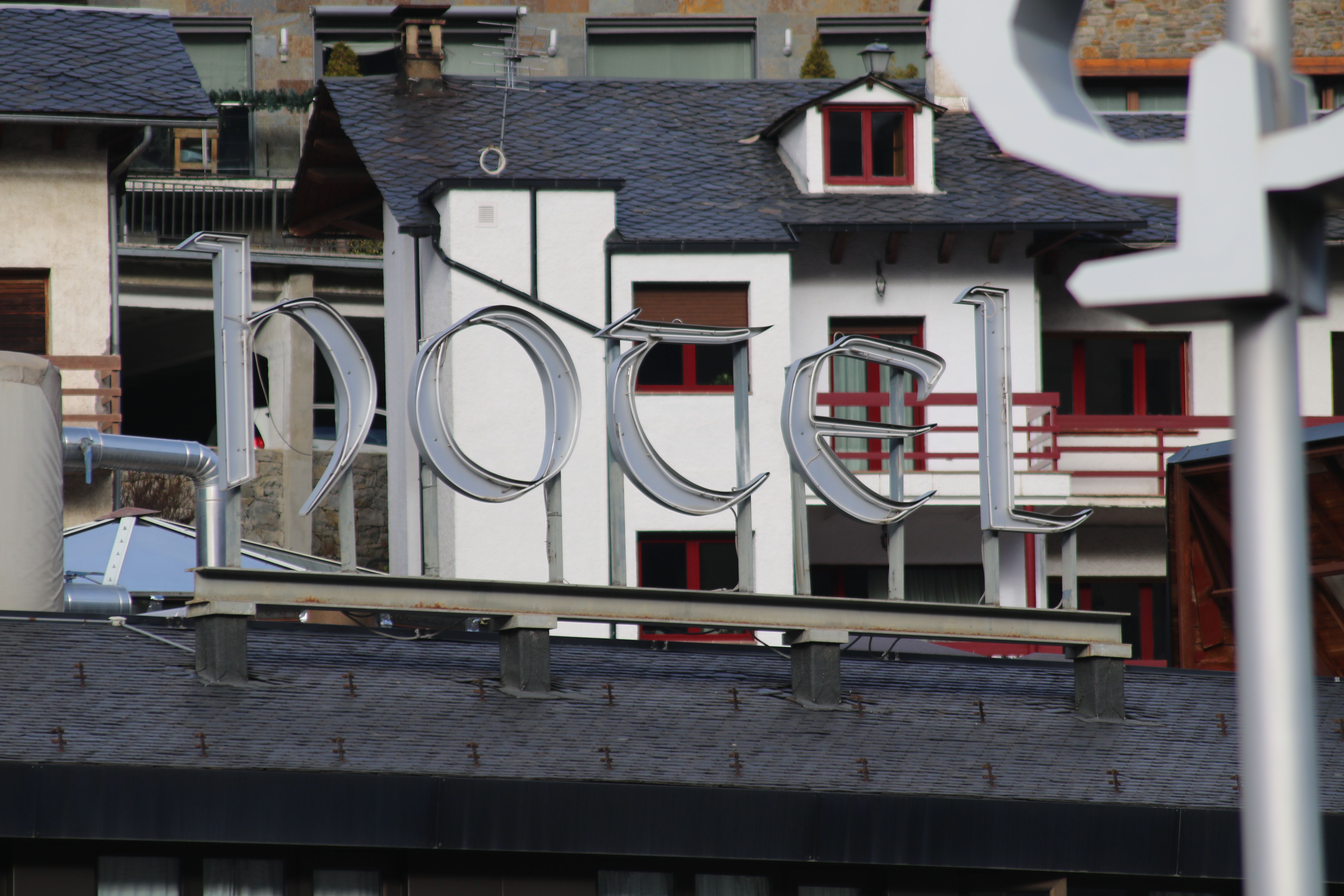 El rètol d'un hotel del país. El rètol d'un hotel del país.