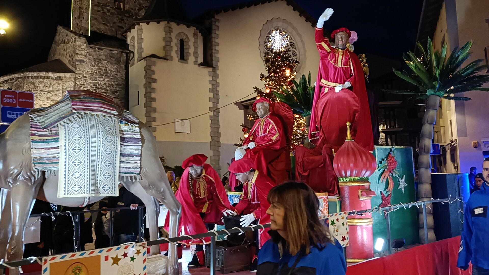 El Patge Reial saluda a infants i adults que l'esperaven. El Patge Reial saluda a infants i adults que l'esperaven.