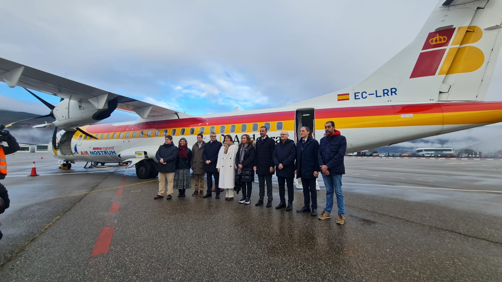 Les autoritats posant davant de l'aparell. Les autoritats posant davant de l'aparell.