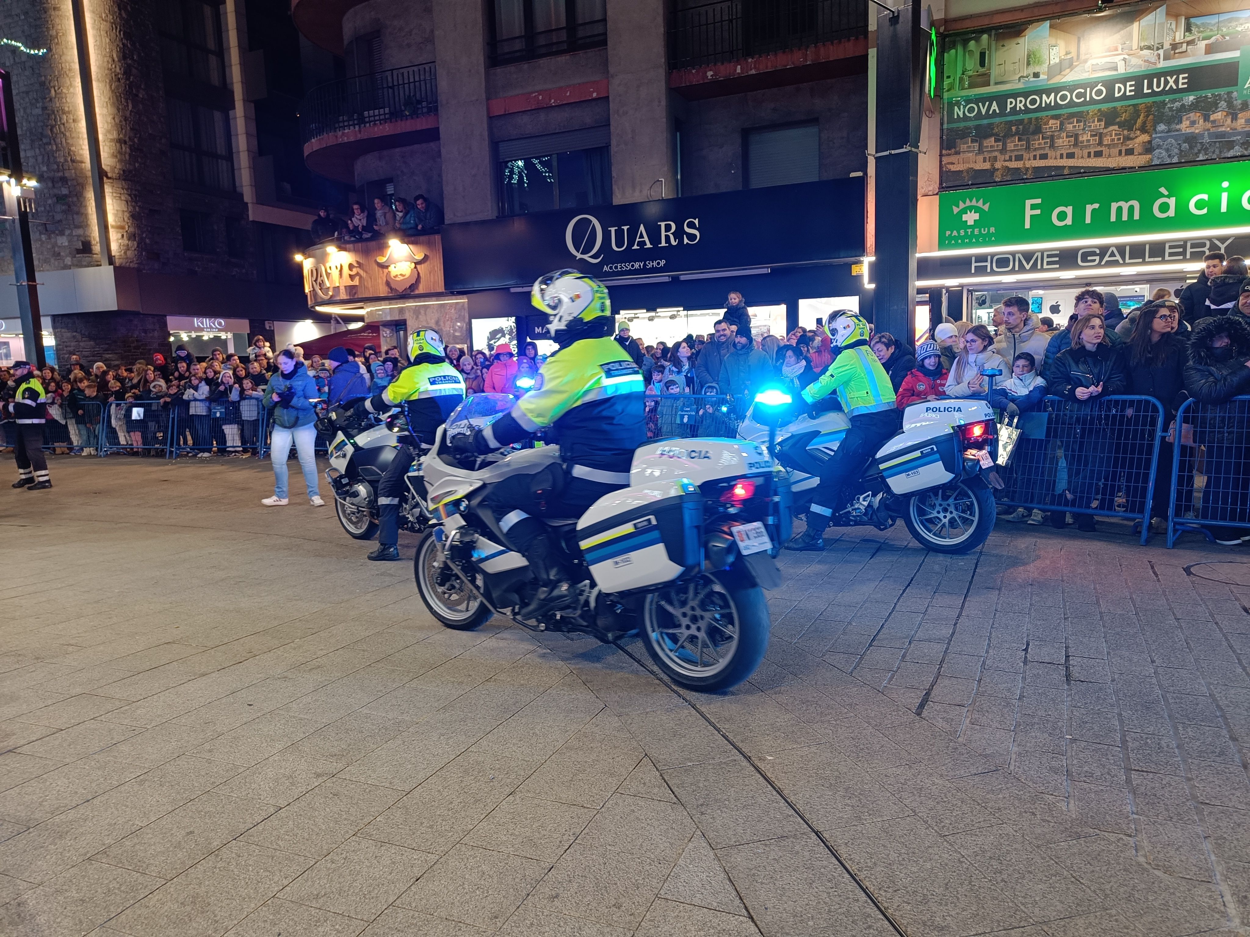 Agents de la policia encapçalaven la cavalcada. Agents de la policia encapçalaven la cavalcada.