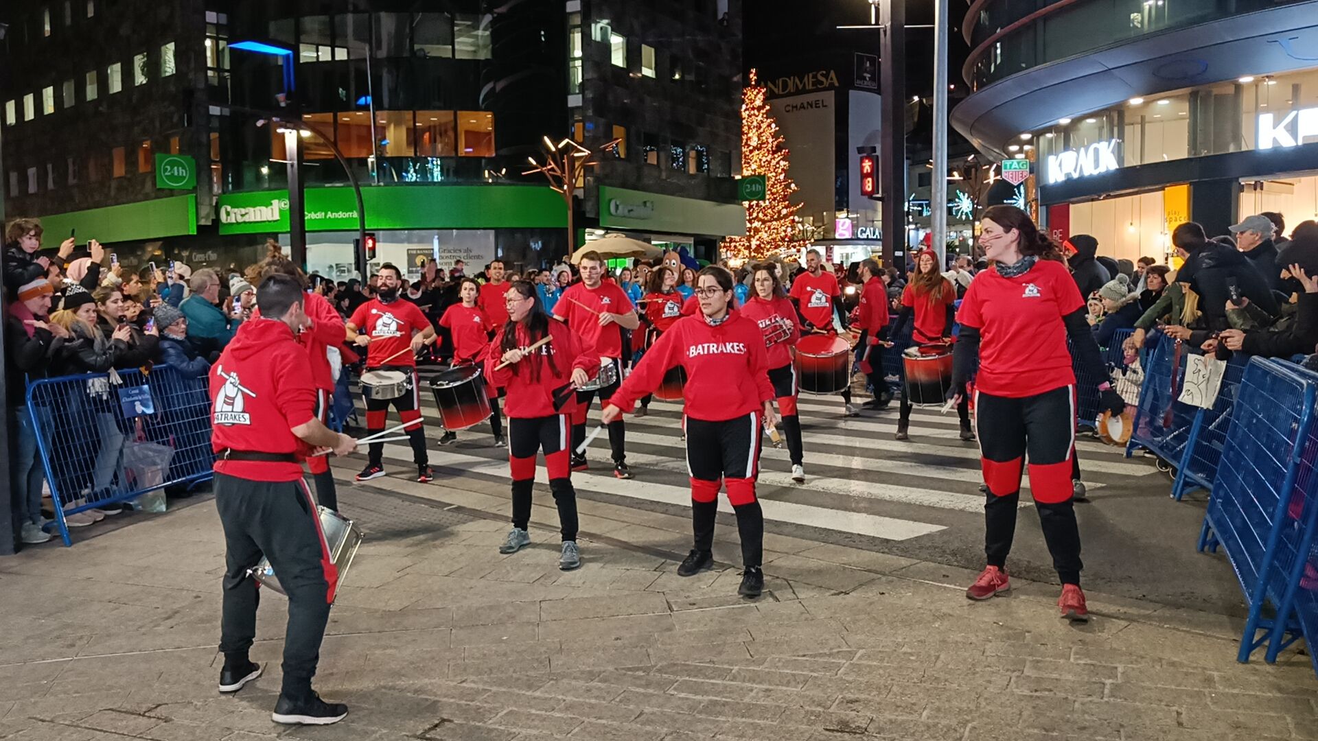 Una batukada ha precedit els Reis. Una batukada ha precedit els Reis.