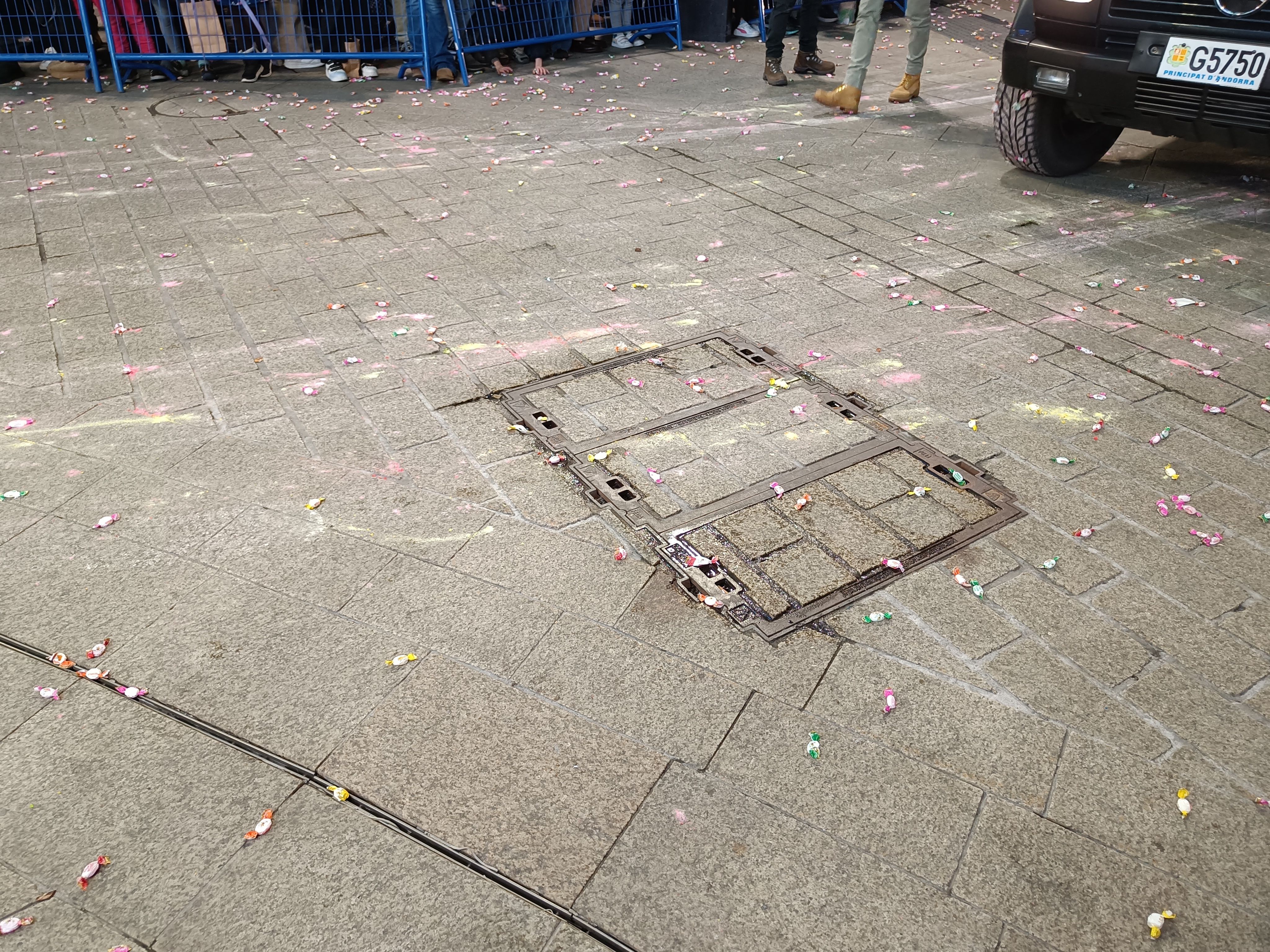 Rastre de caramels al terra de l'eix comercial. Rastre de caramels al terra de l'eix comercial.