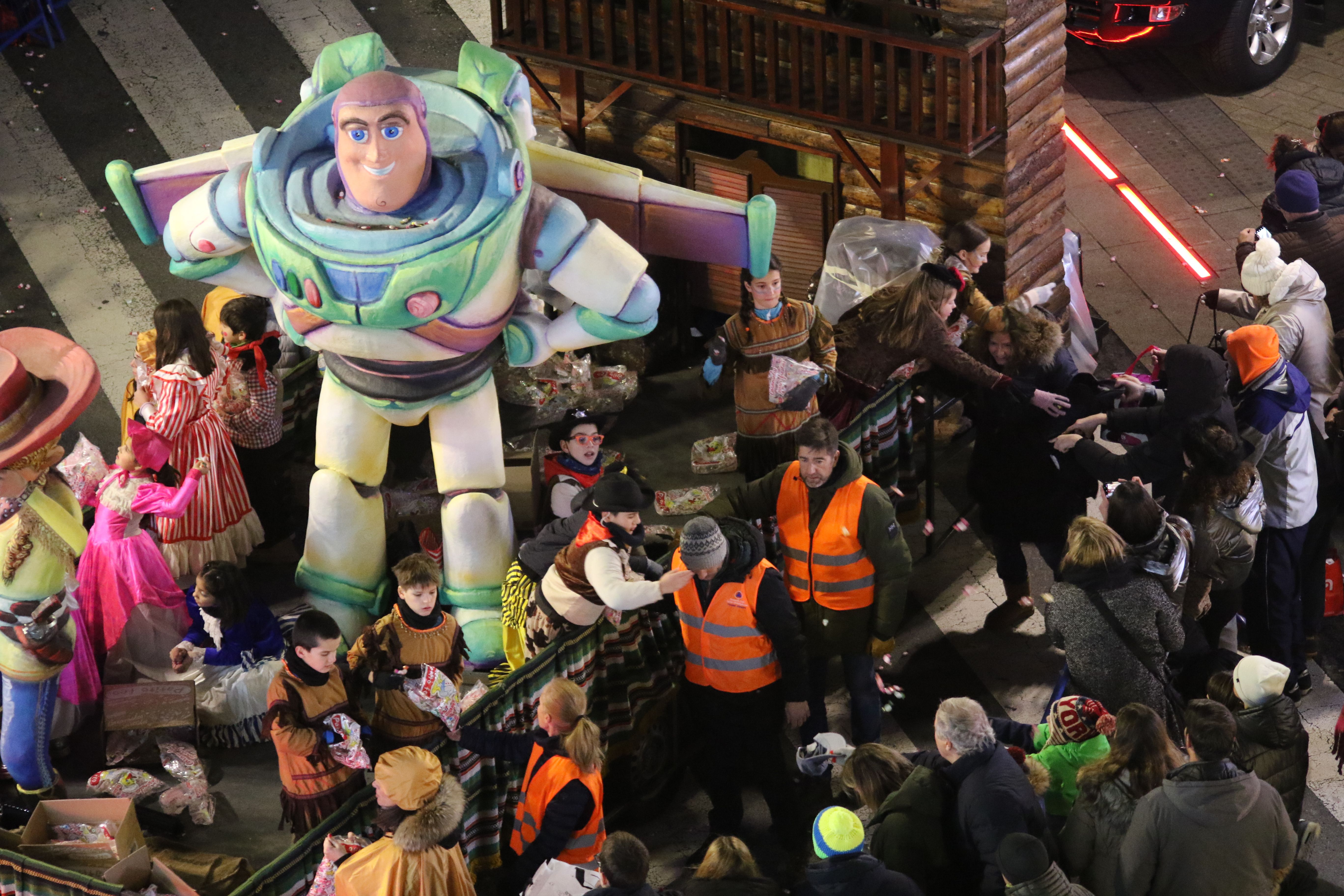 Una carrossa amb Buzz Lightyear. Una carrossa amb Buzz Lightyear.