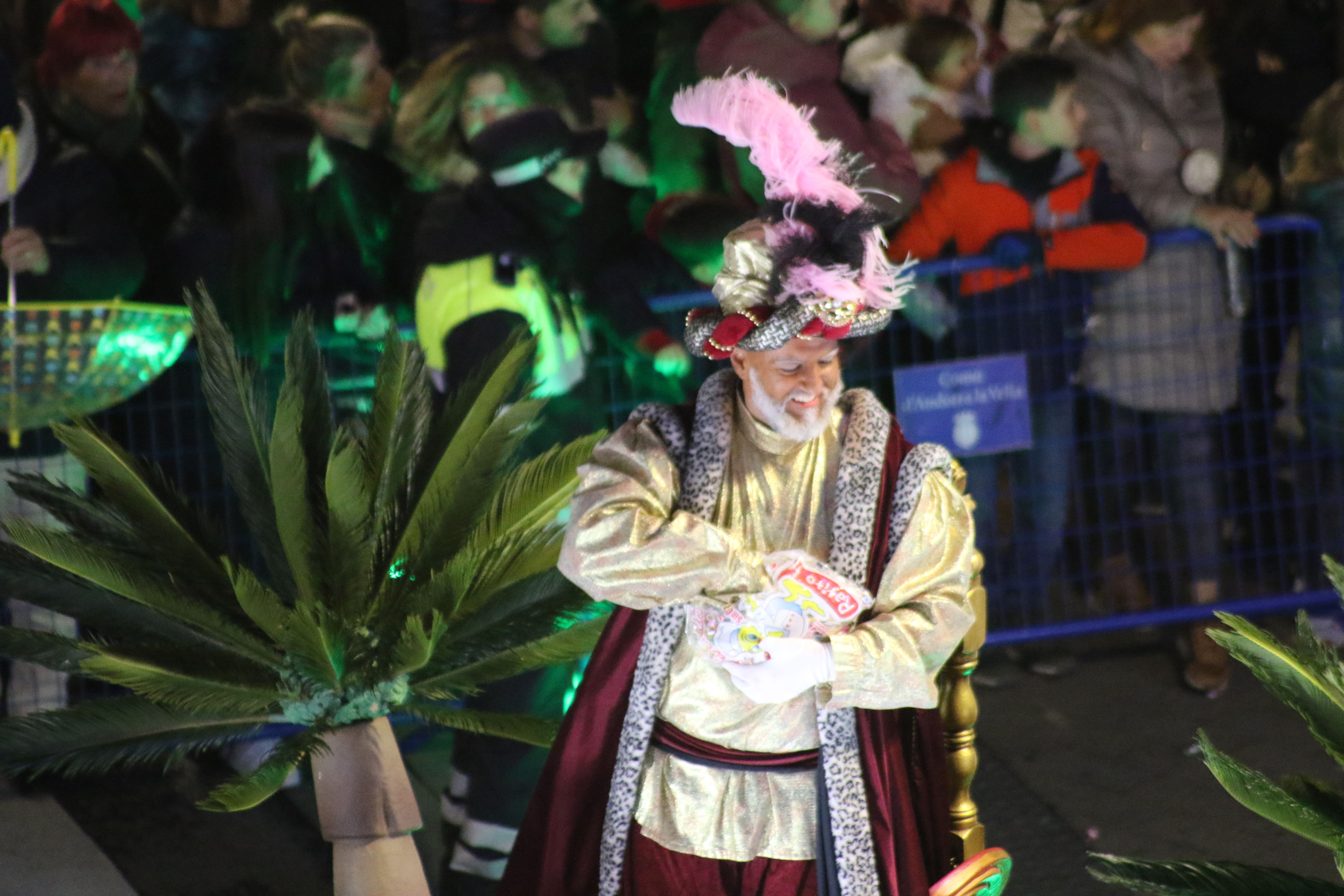 El patge repartint caramels. El patge repartint caramels.