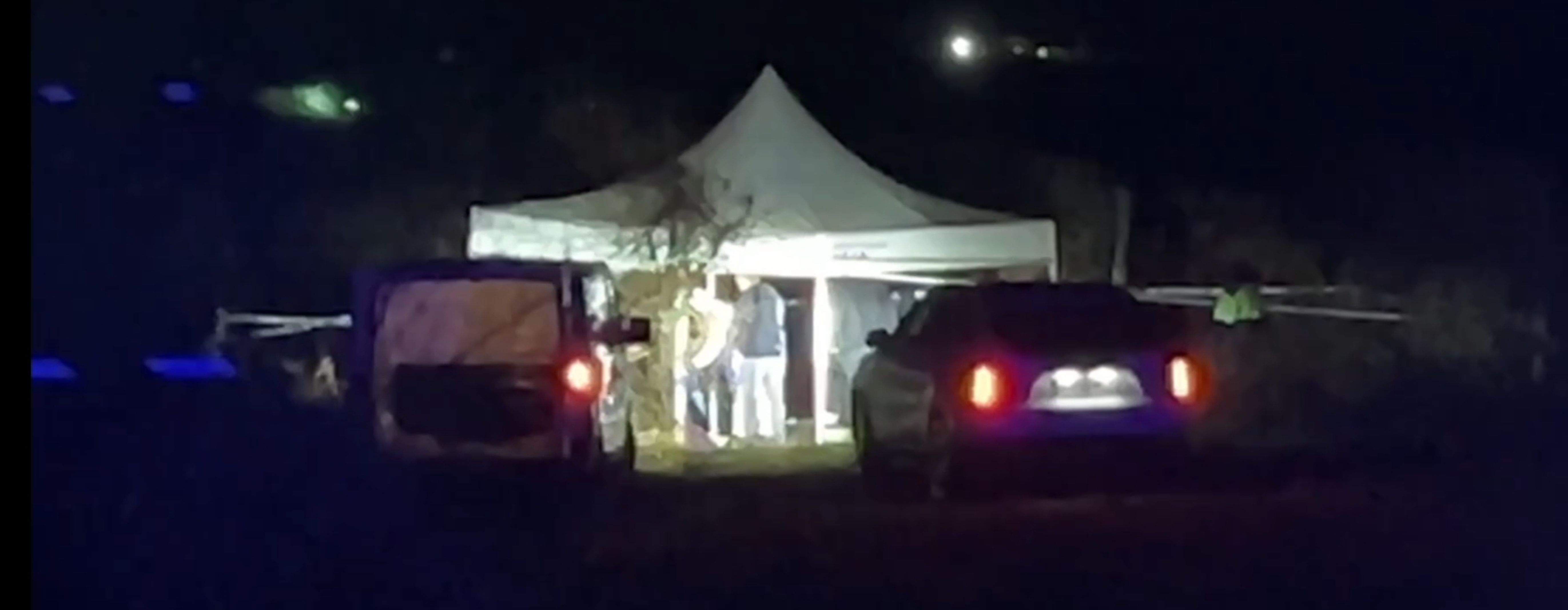 Els mossos investigant els fets al lloc on van passar, a Vilanova de la Barca.