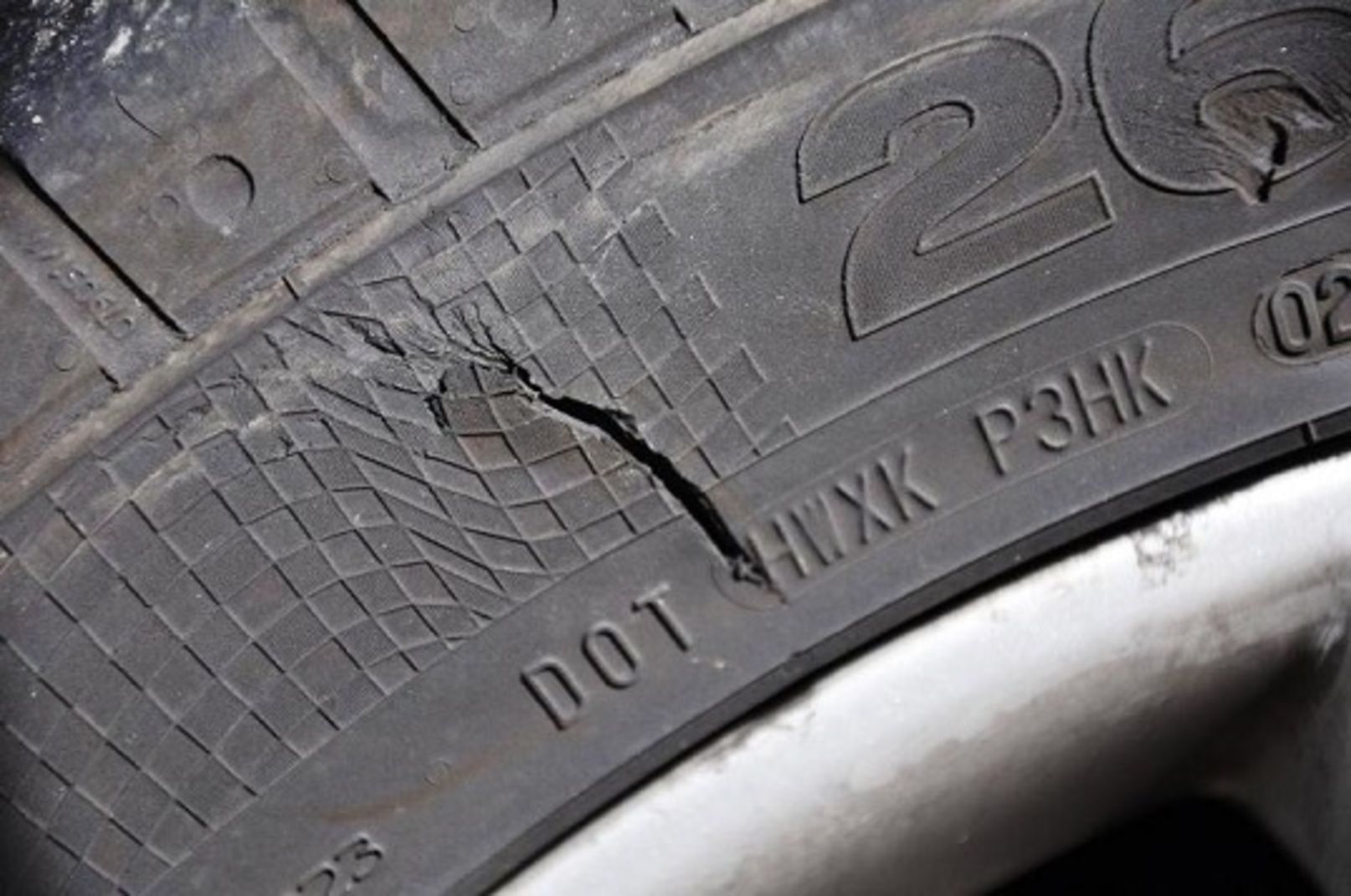 Forat en un pneumàtic en una imatge d'arxiu.