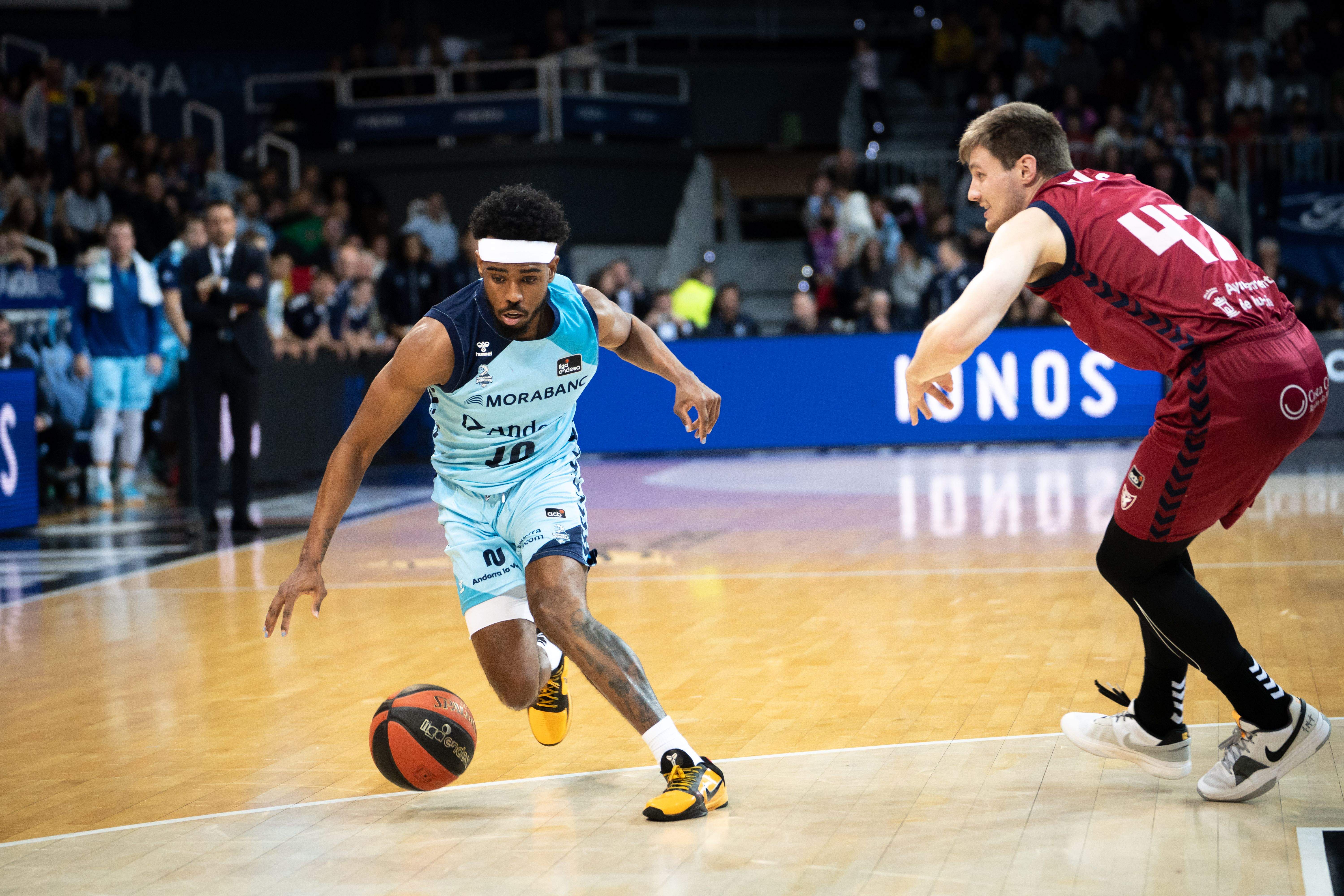 Jerrick Harding fa botar la pilota.