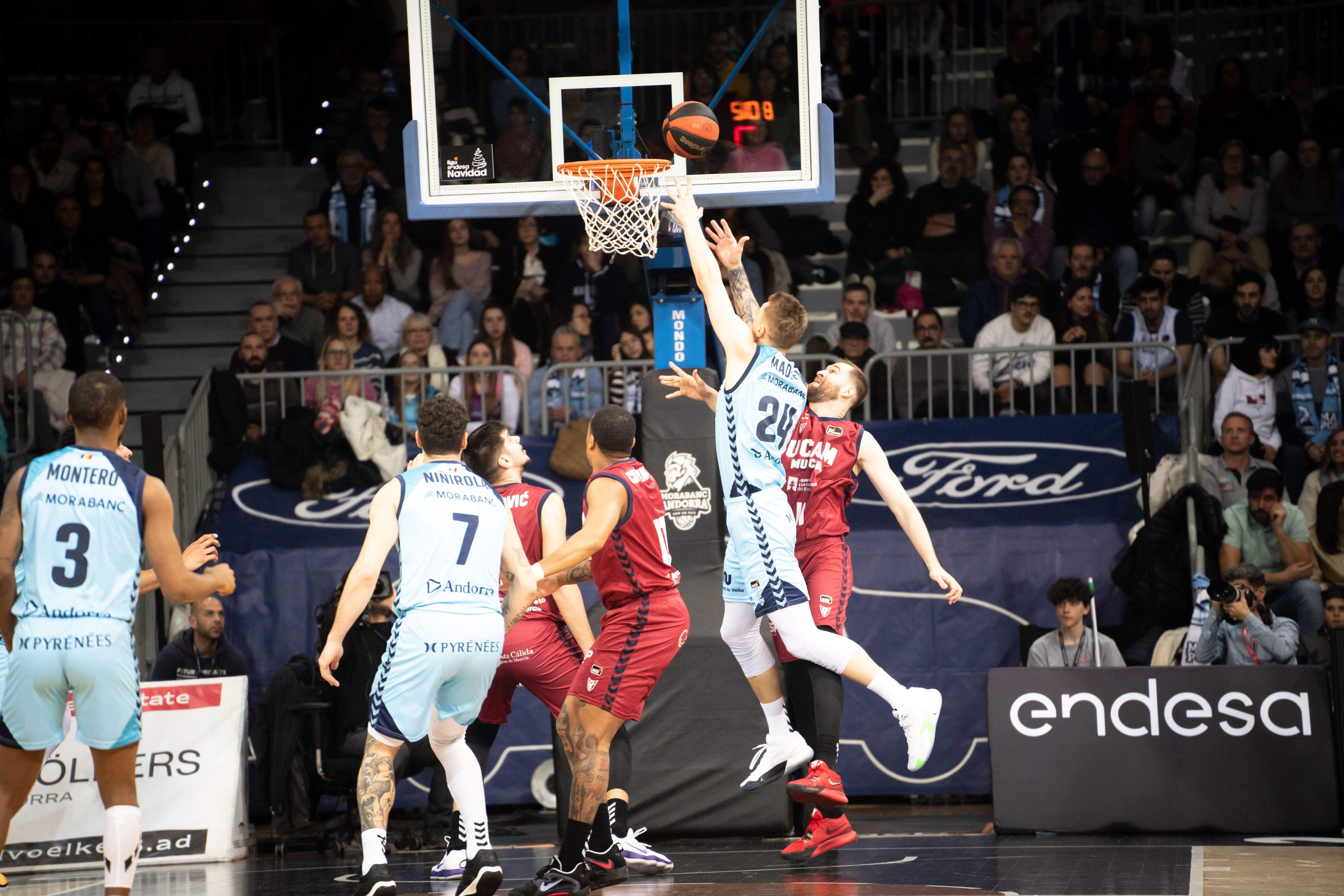 Madsen llança a cistella davant l'oposició de Radovic.