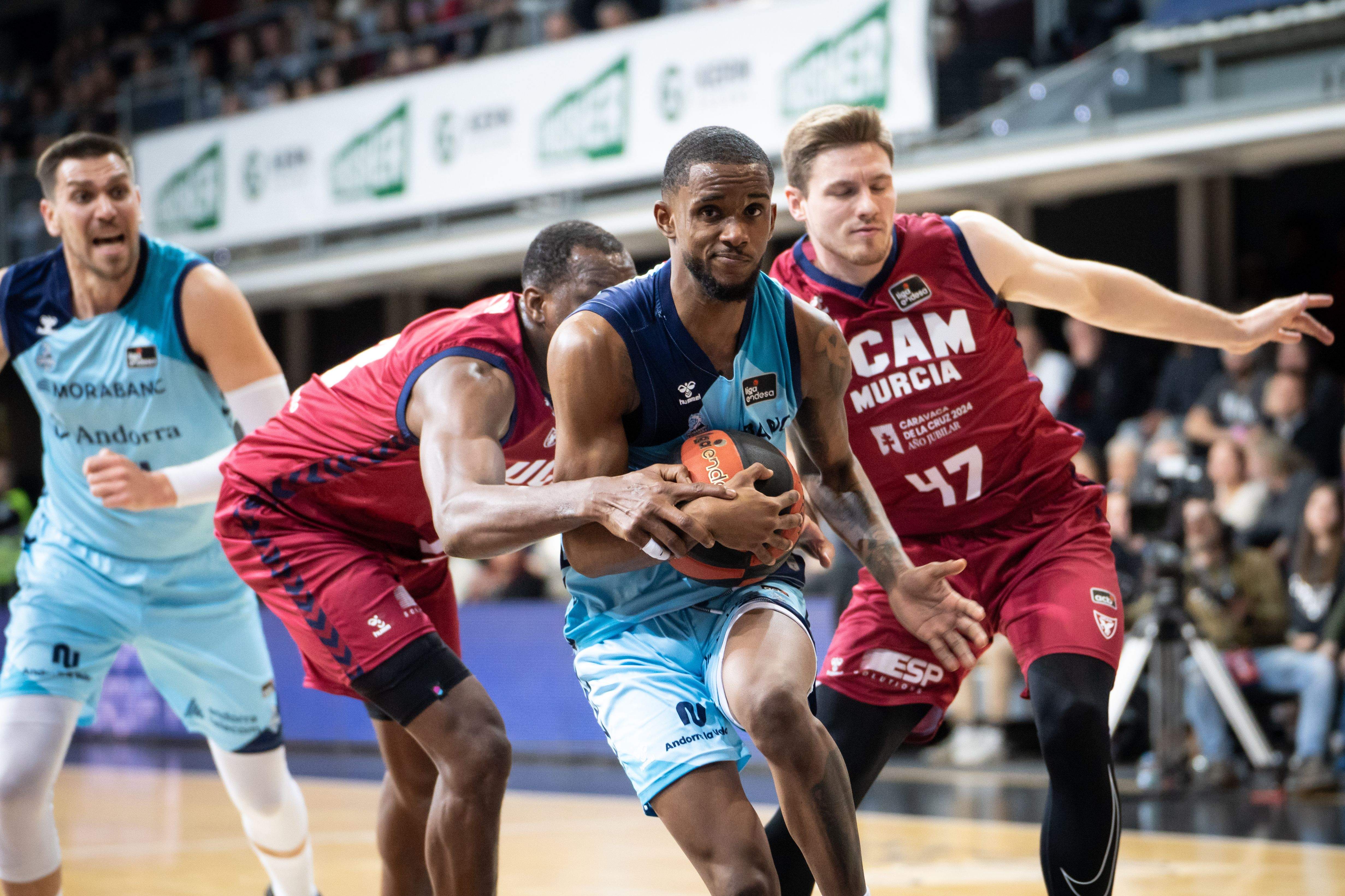 Jean Montero defensa la pilota tot entrant cap a cistella.