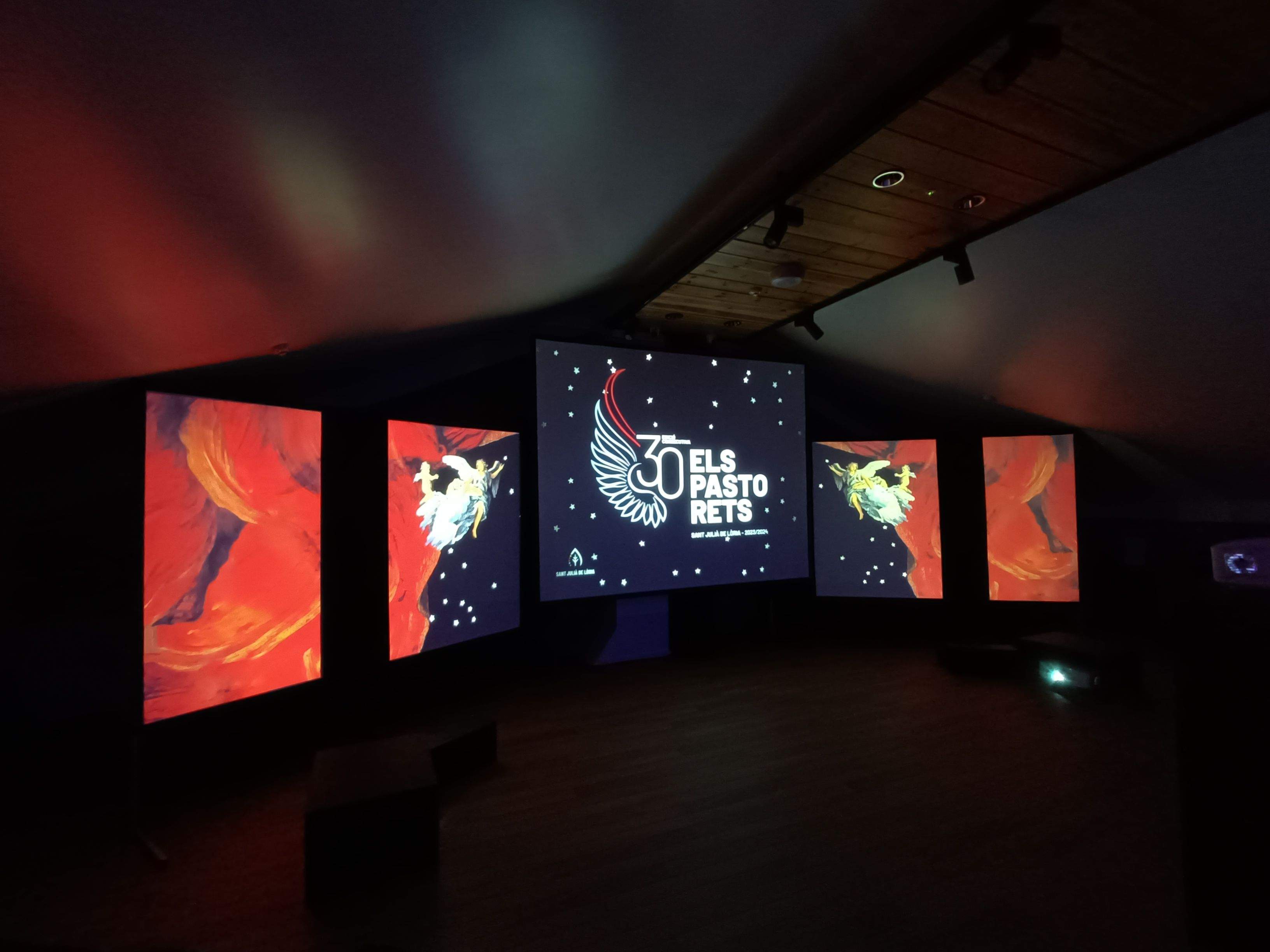 La projecció que veuen els espectadors en arribar. La projecció que veuen els espectadors en arribar.