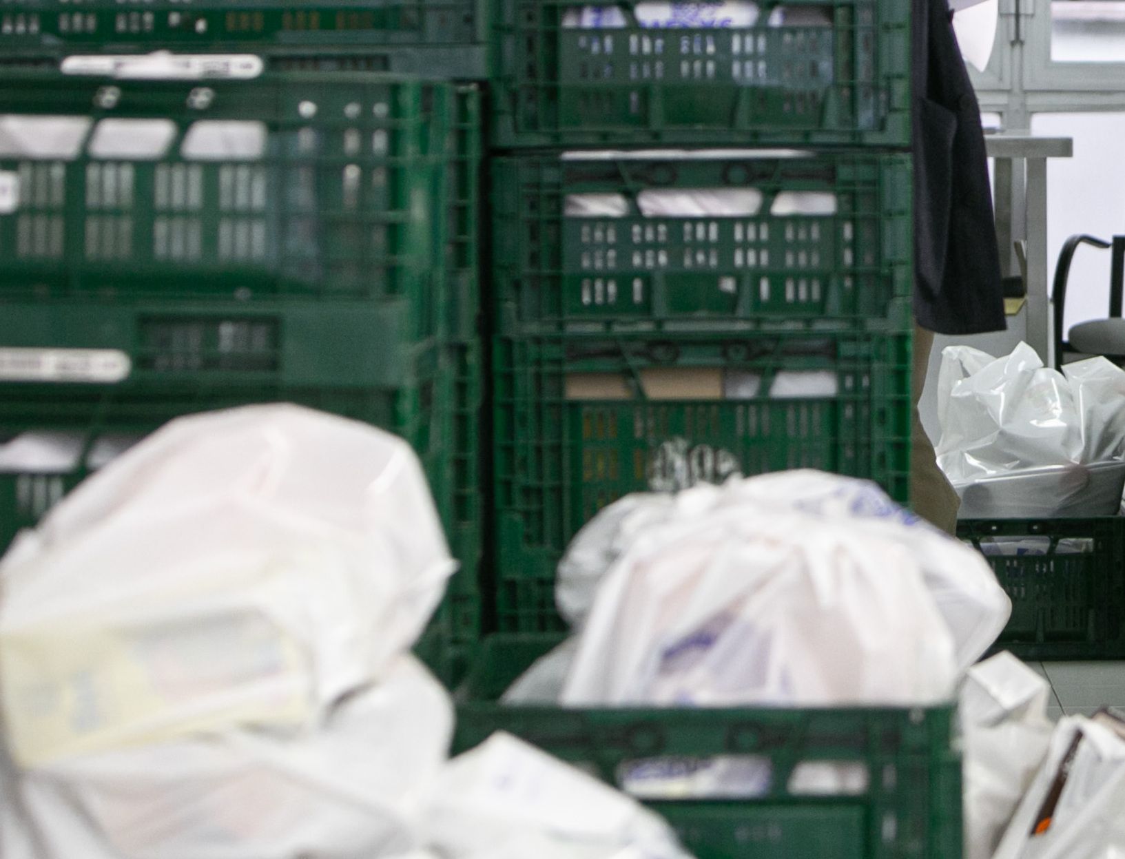 Caixes i aliments en un domicili.