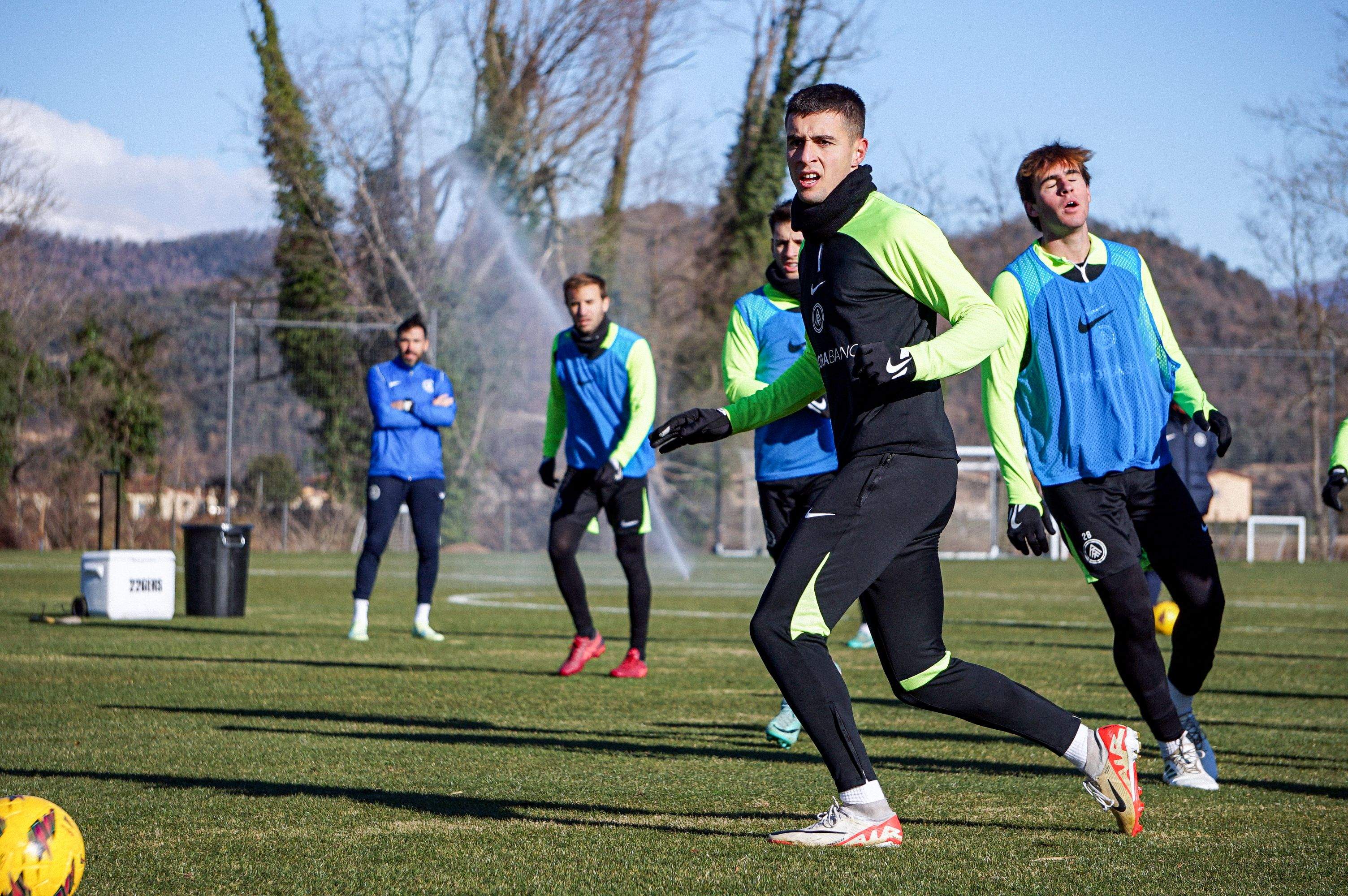 Karrikaburu entrenant amb els seus nous companys sota l'atenta mirada d'Eder Sarabia.