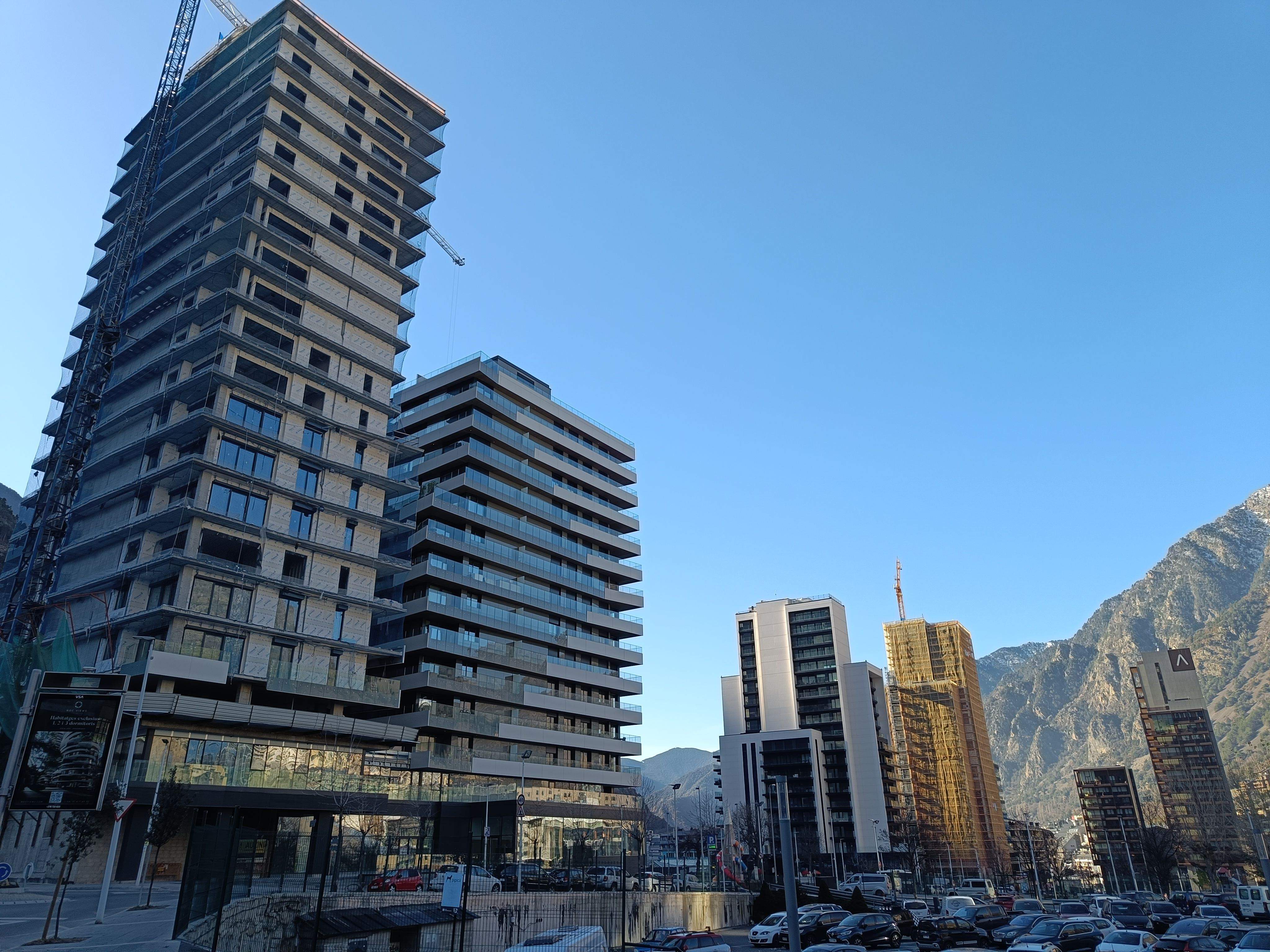 Imatge de les torres del Clot d'Emprivat encara en plena construcció.