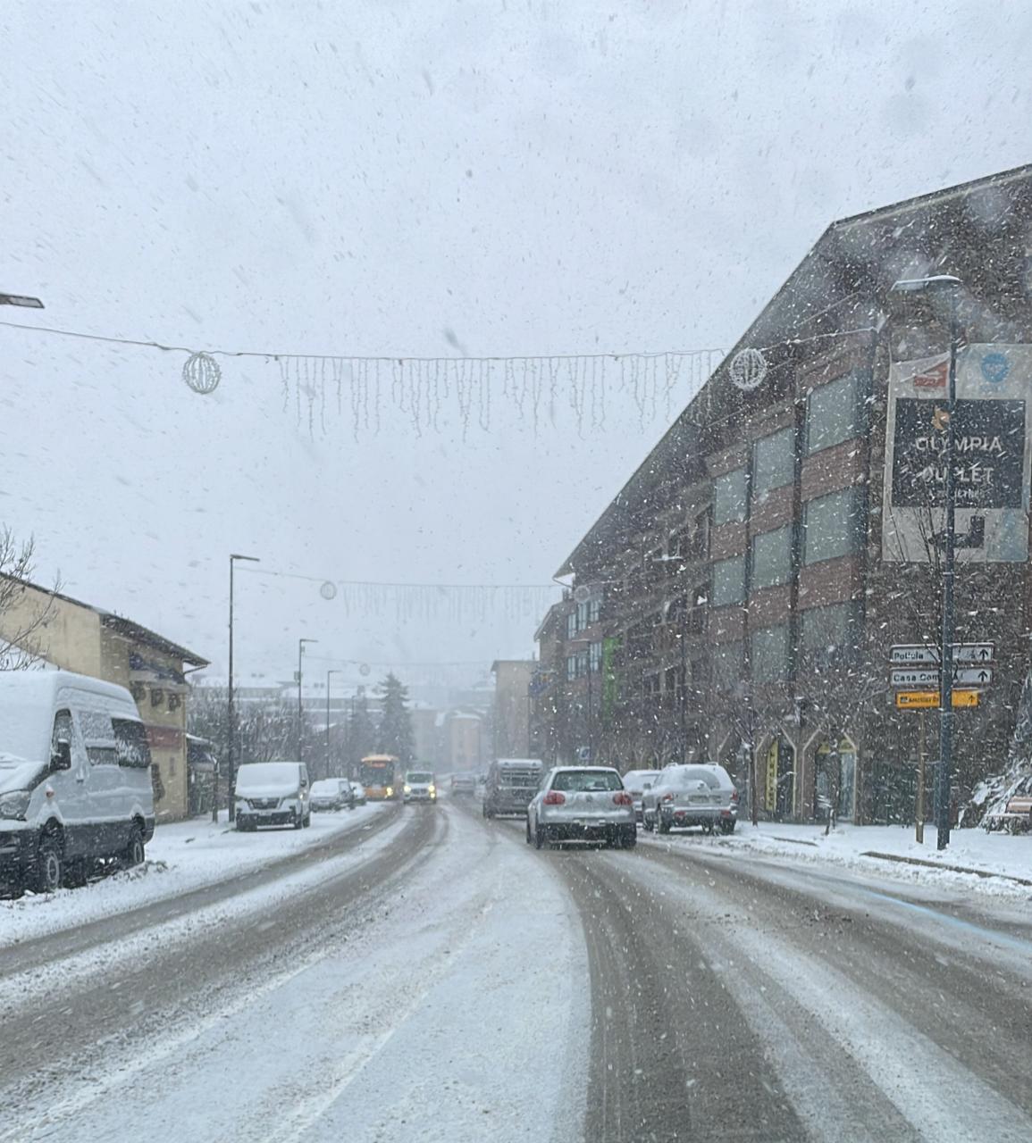 Nevada al centre de Canillo a primera hora d'aquesta tarda.