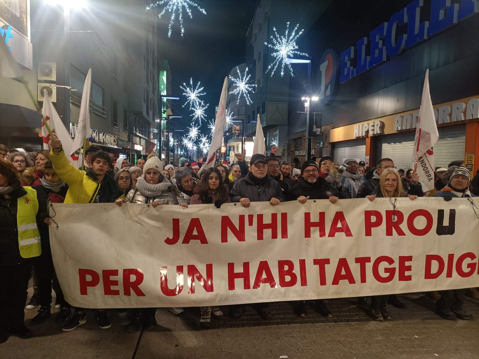 Gabriel Ubach i altres sindicalistes sostenint la pancarta principal de la mobilització del 8-D.