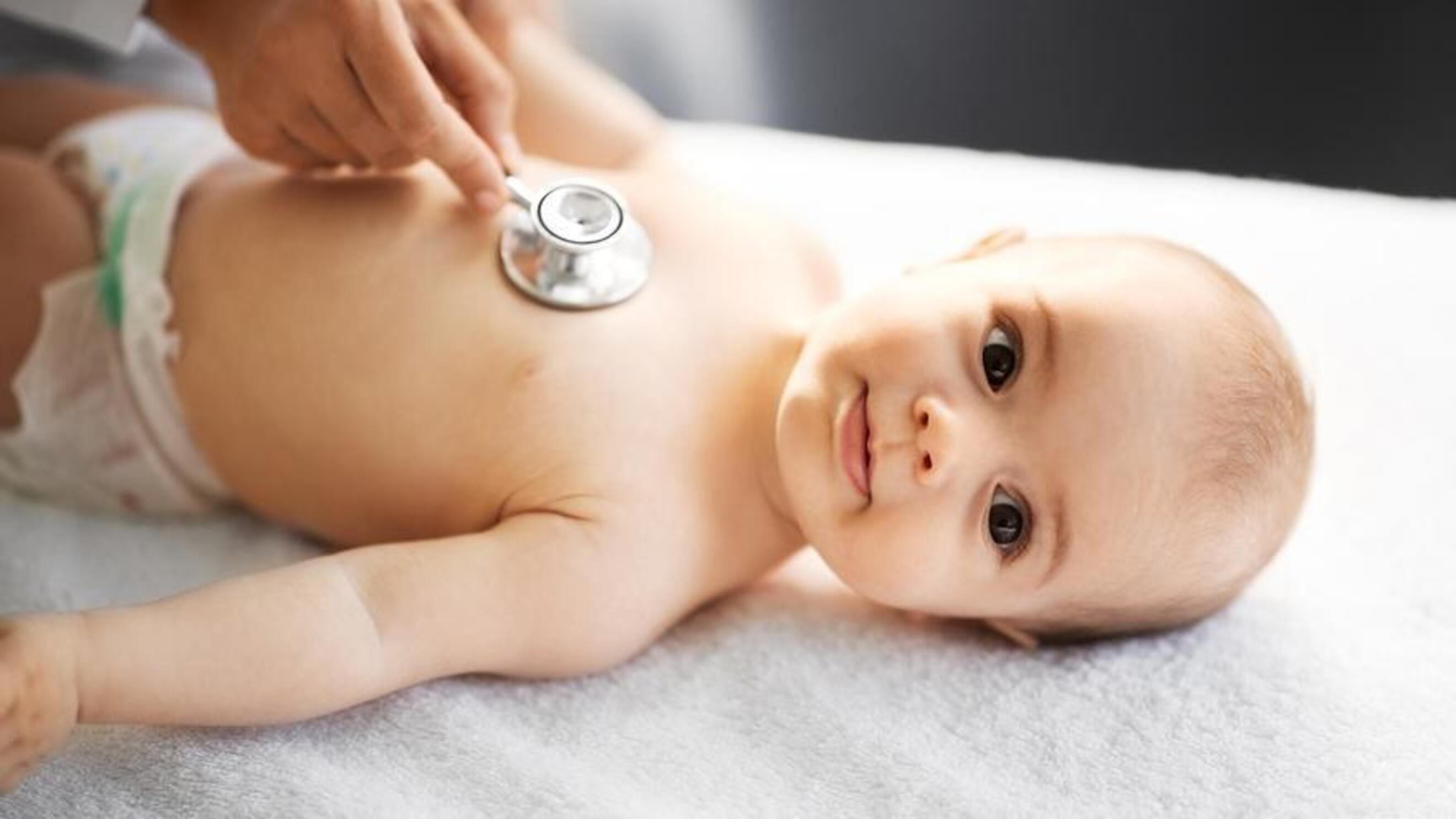 Un metge ausculta un infant. Un metge ausculta un infant.