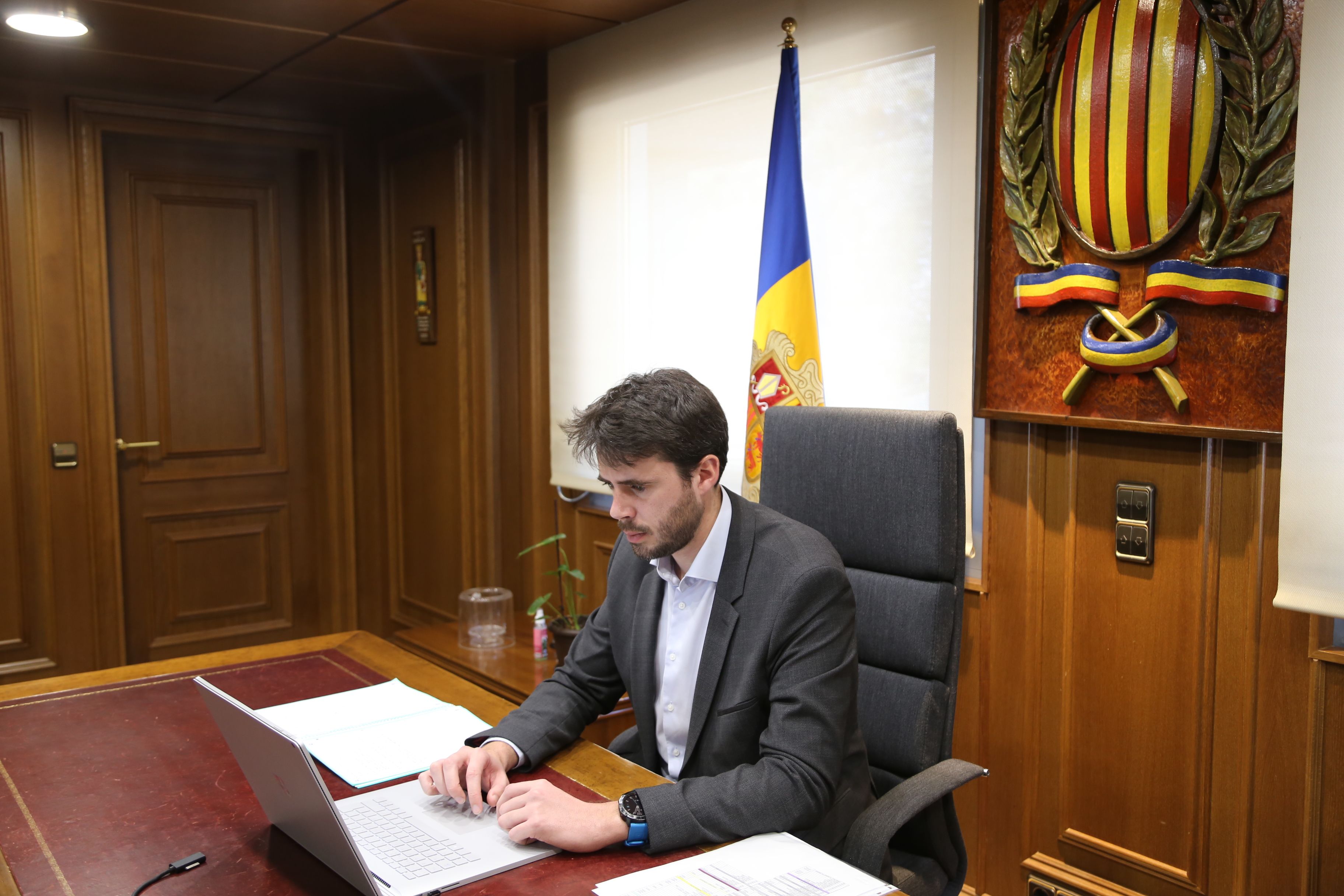 Cerni Cairat al seu despatx. Cerni Cairat al seu despatx.