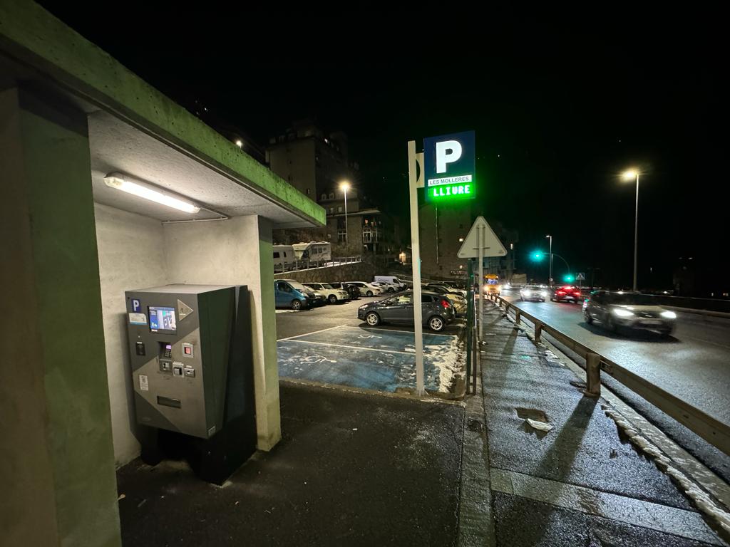 Una imatge de l'aparcament afectat aquest vespre.