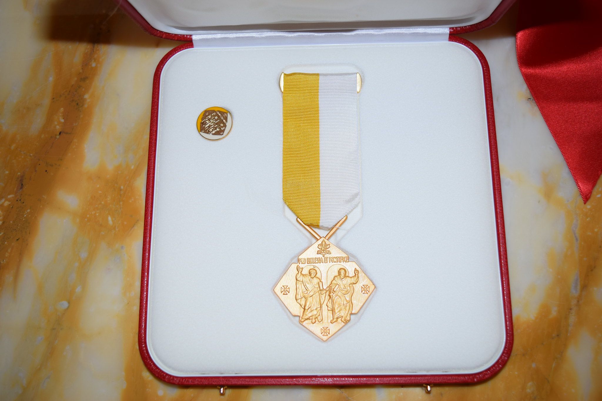 La Creu que s'ha atorgat.