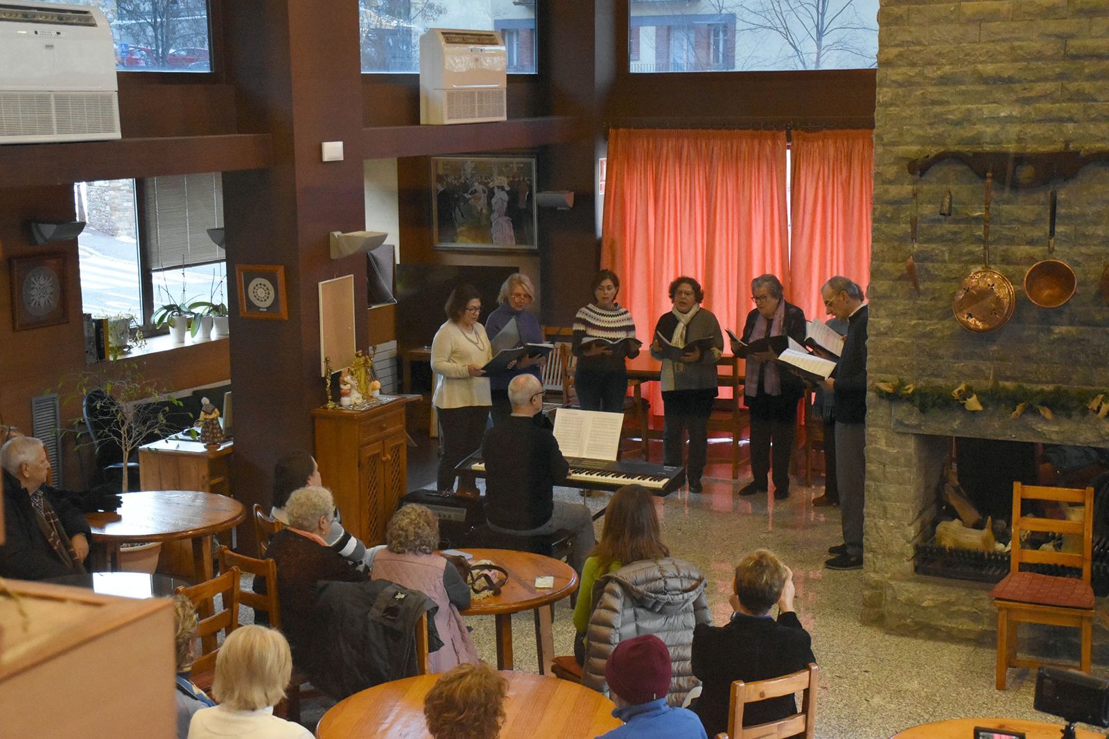 El grup ha ofert la tradicional cantada. El grup ha ofert la tradicional cantada.