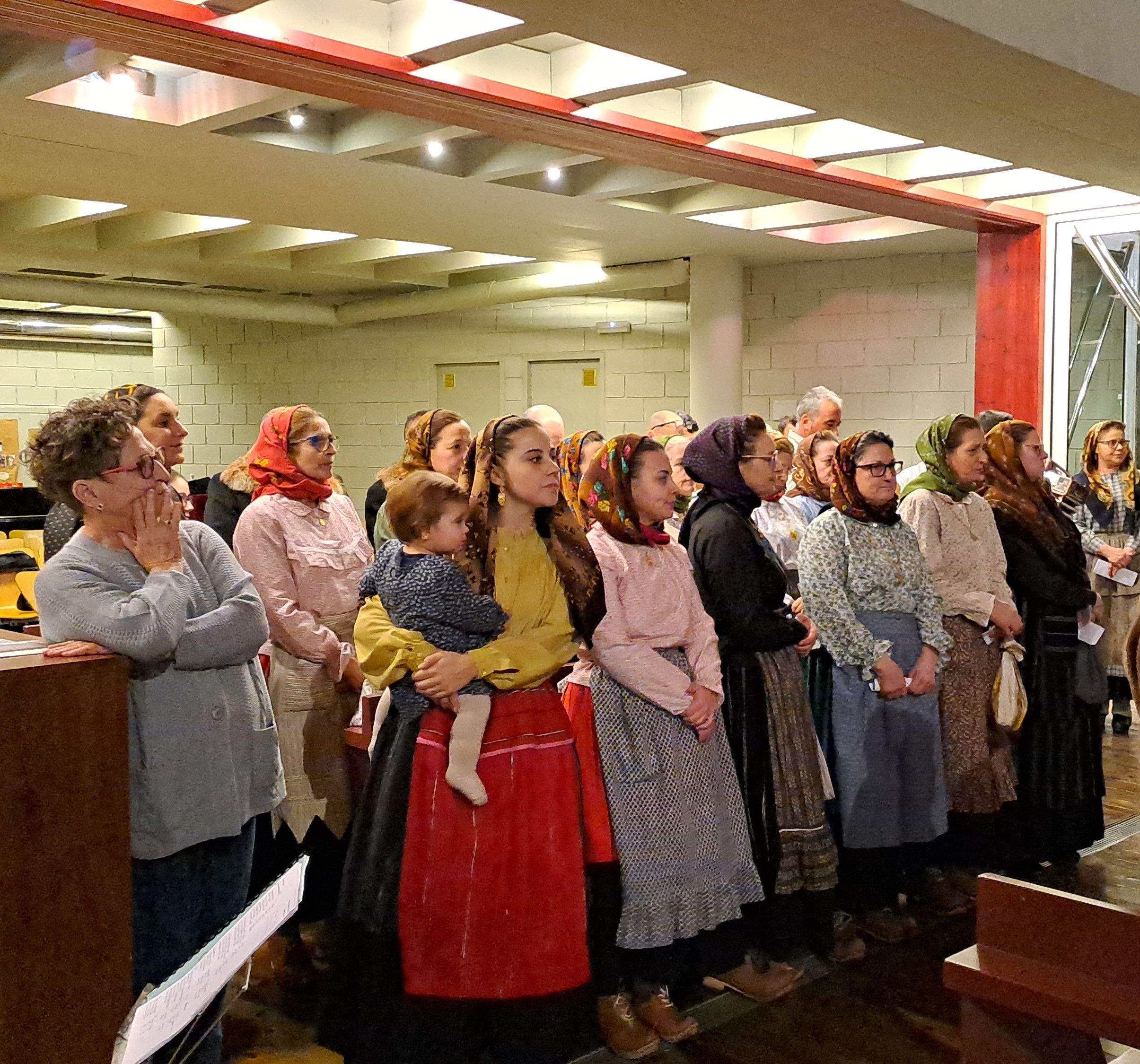 El grup entonant la primera cançó.