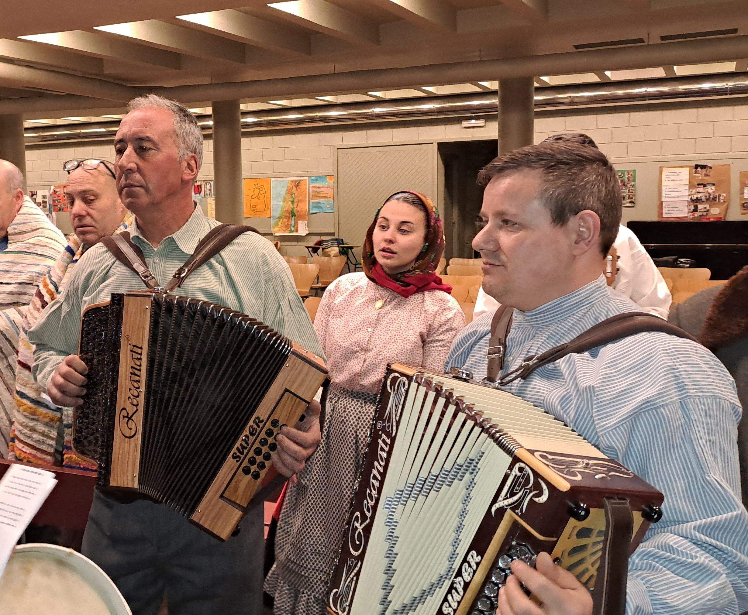 Afinant els acordions.