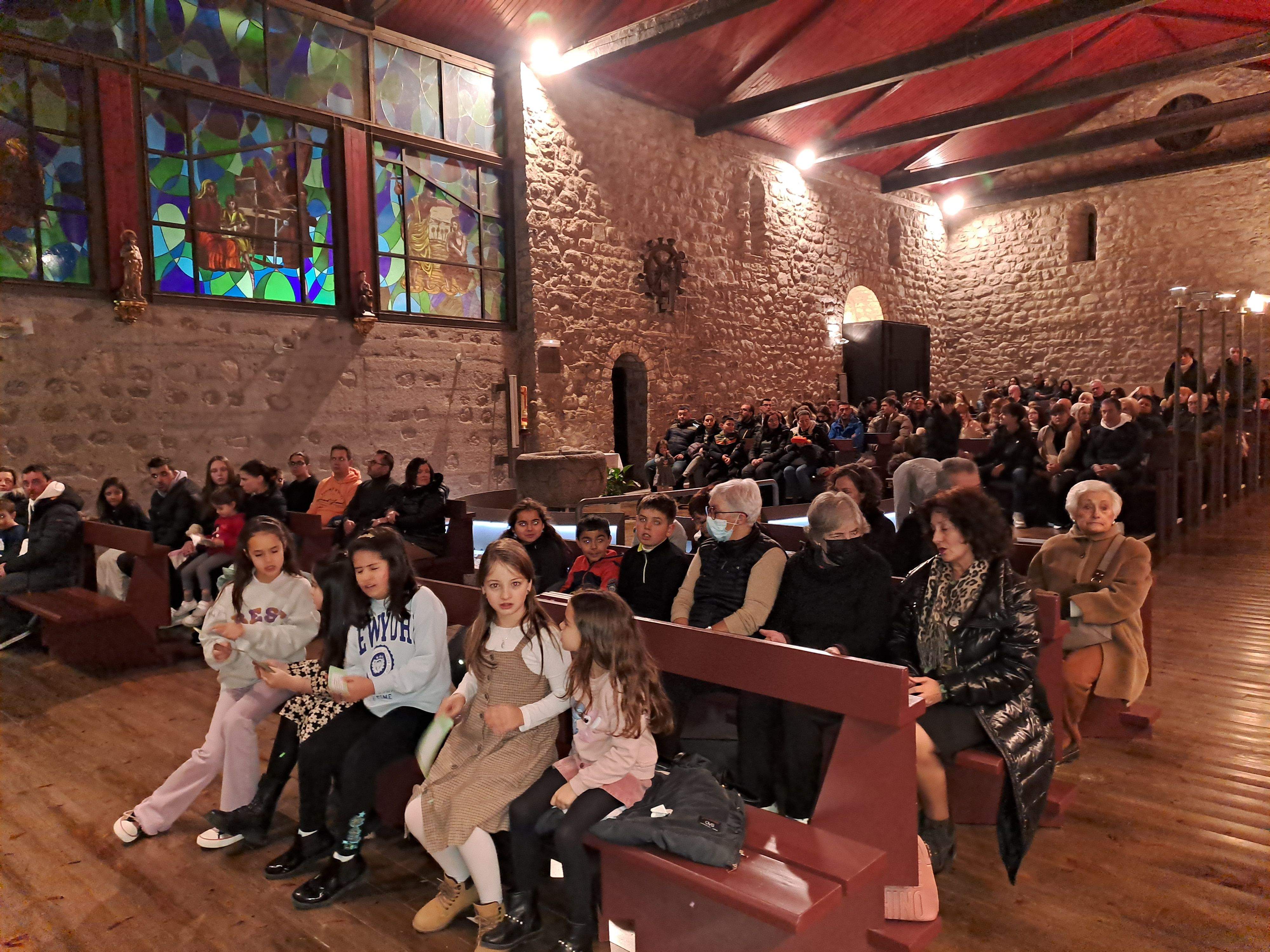 Expectació entre el públic de l'església.