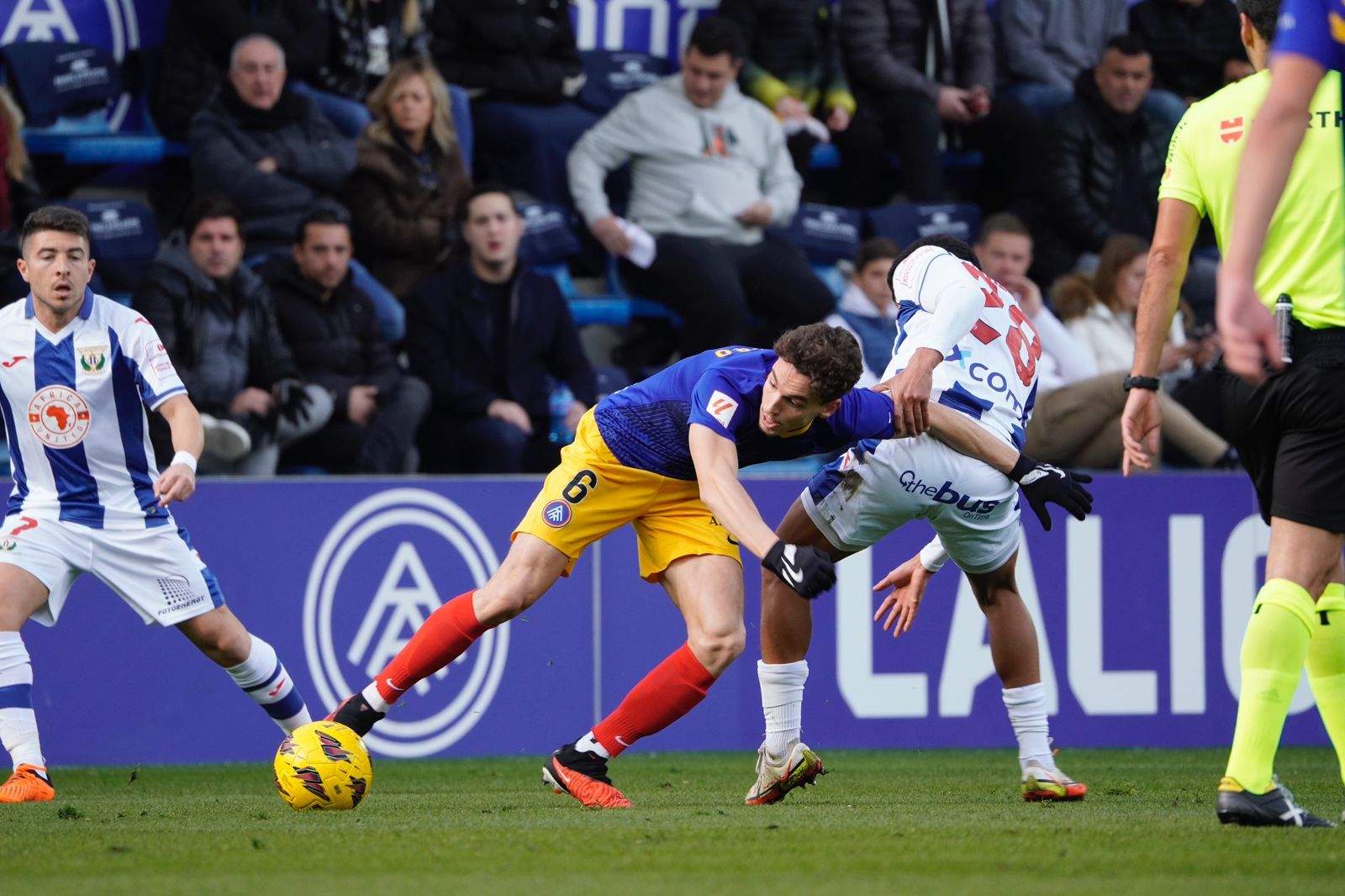 Jandro, autor del primer gol tricolor, lluitant una pilota.
