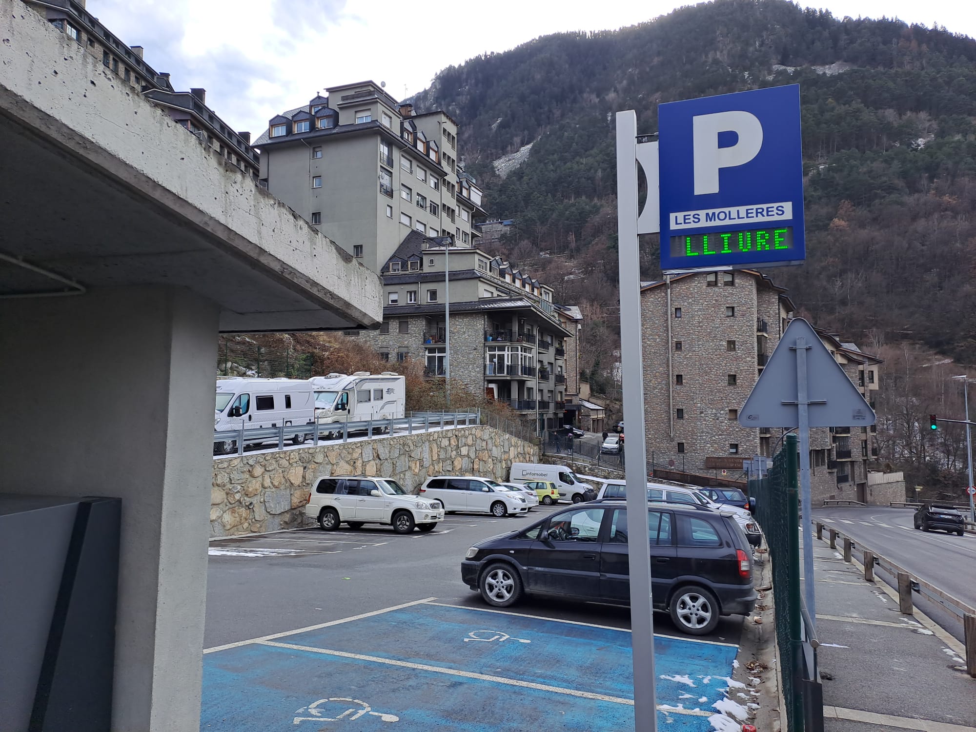 L'aparcament de les Molleres, aquest matí.