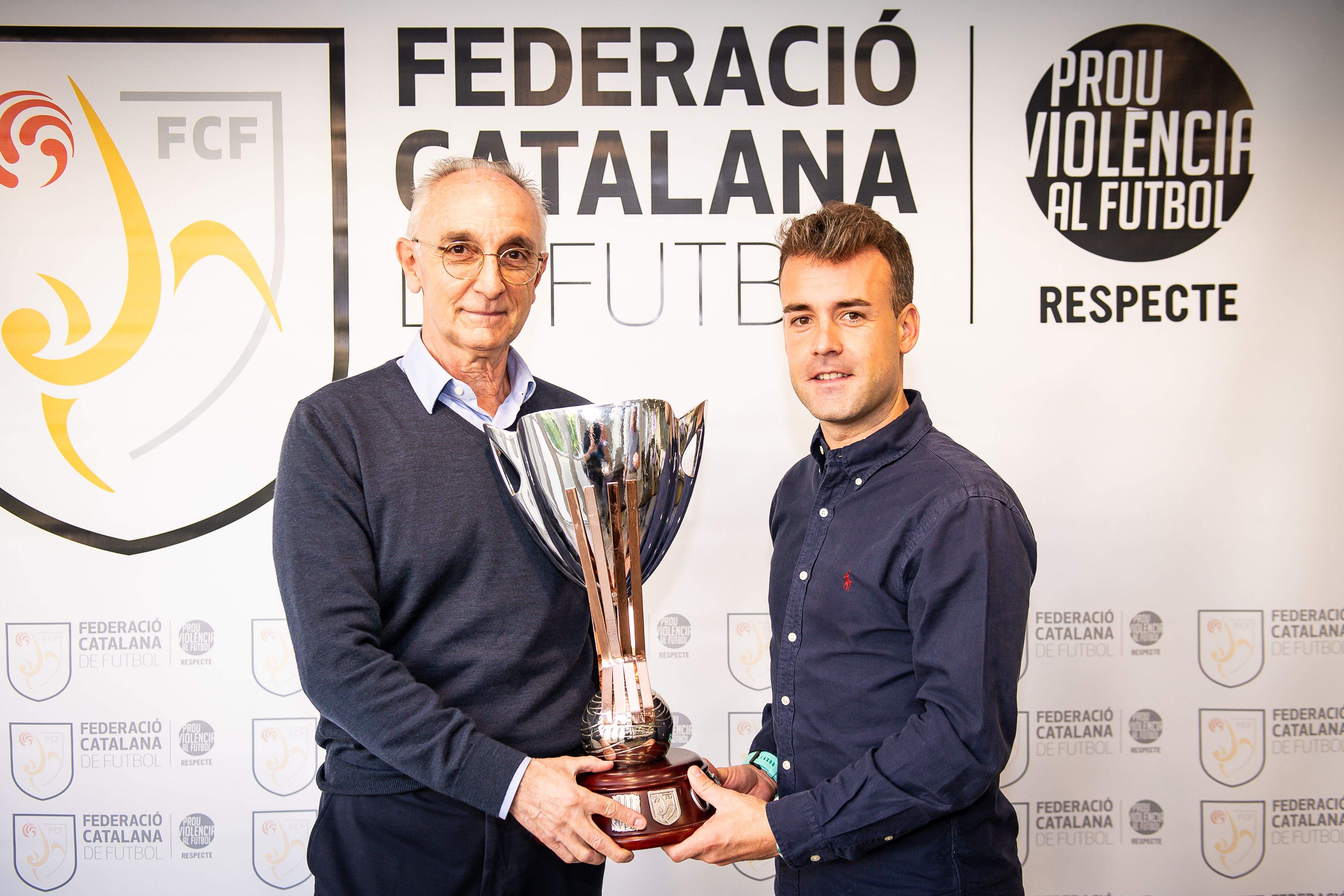 El president de la UE Olut, Joan Agustí, i el membre de l'FC Andorra, David Fèrriz.