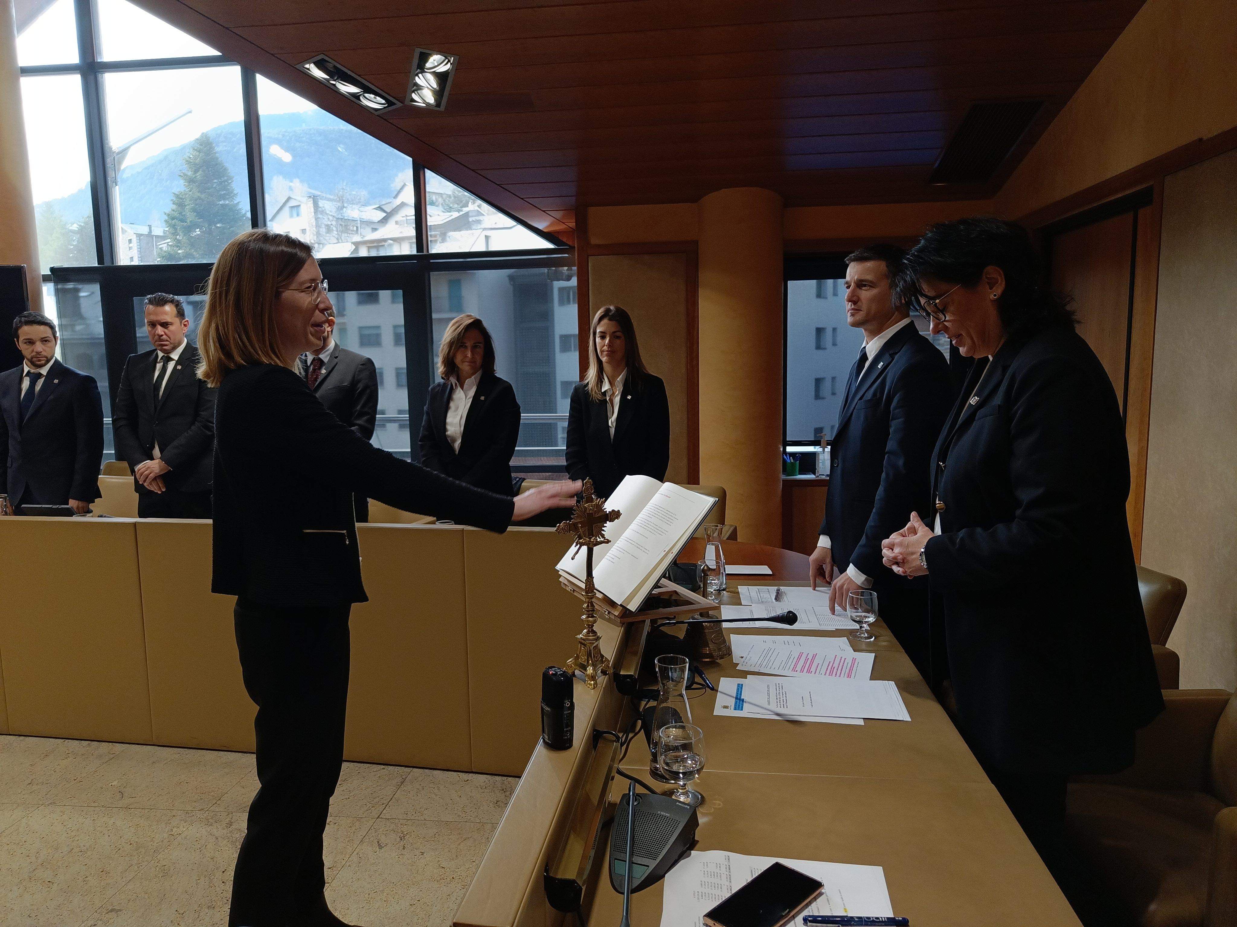 Laura Camps en el moment de jurar el càrrec com a secretària general del comú massanenc. Laura Camps en el moment de jurar el càrrec com a secretària general del comú massanenc.