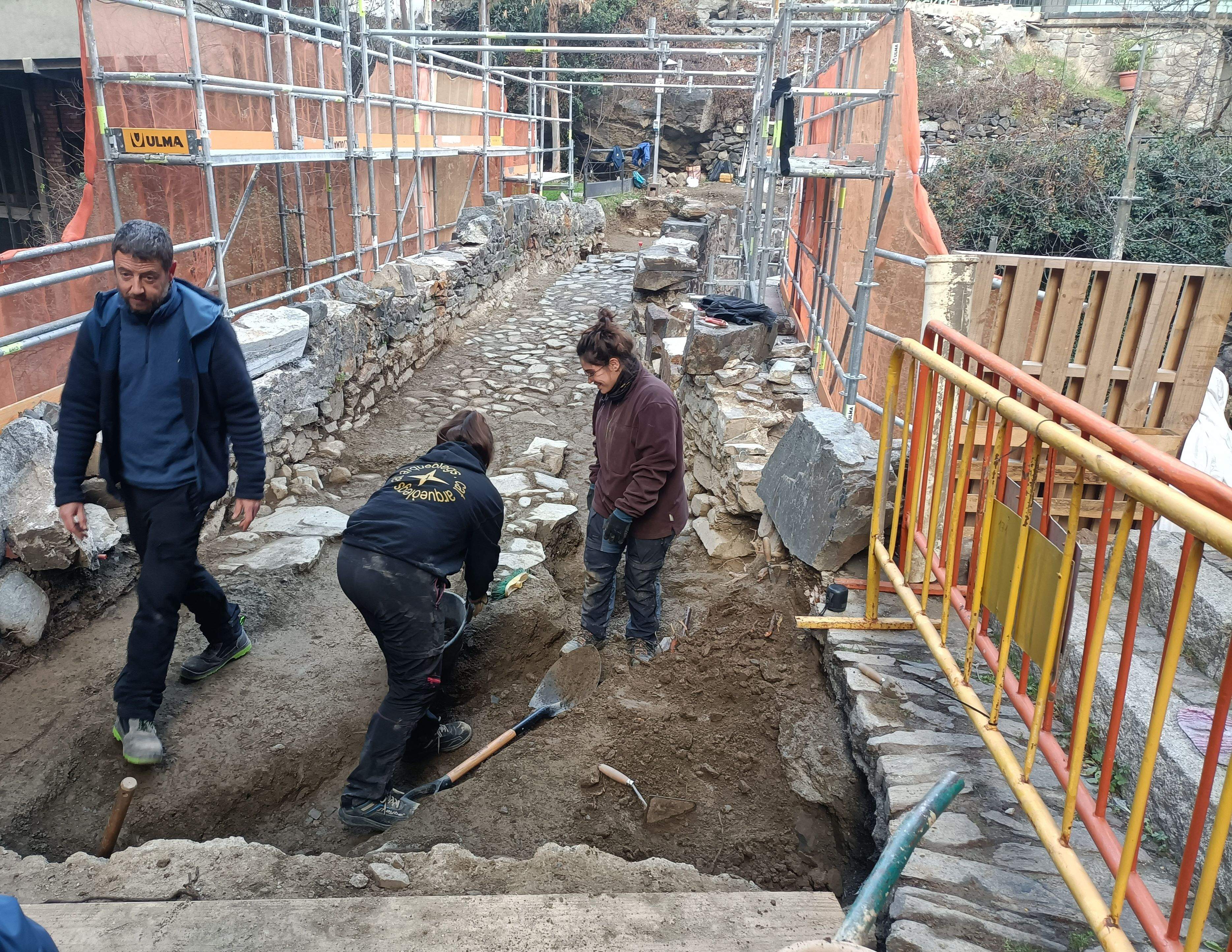 Els arqueòlegs treballant en el pont dels Escalls.