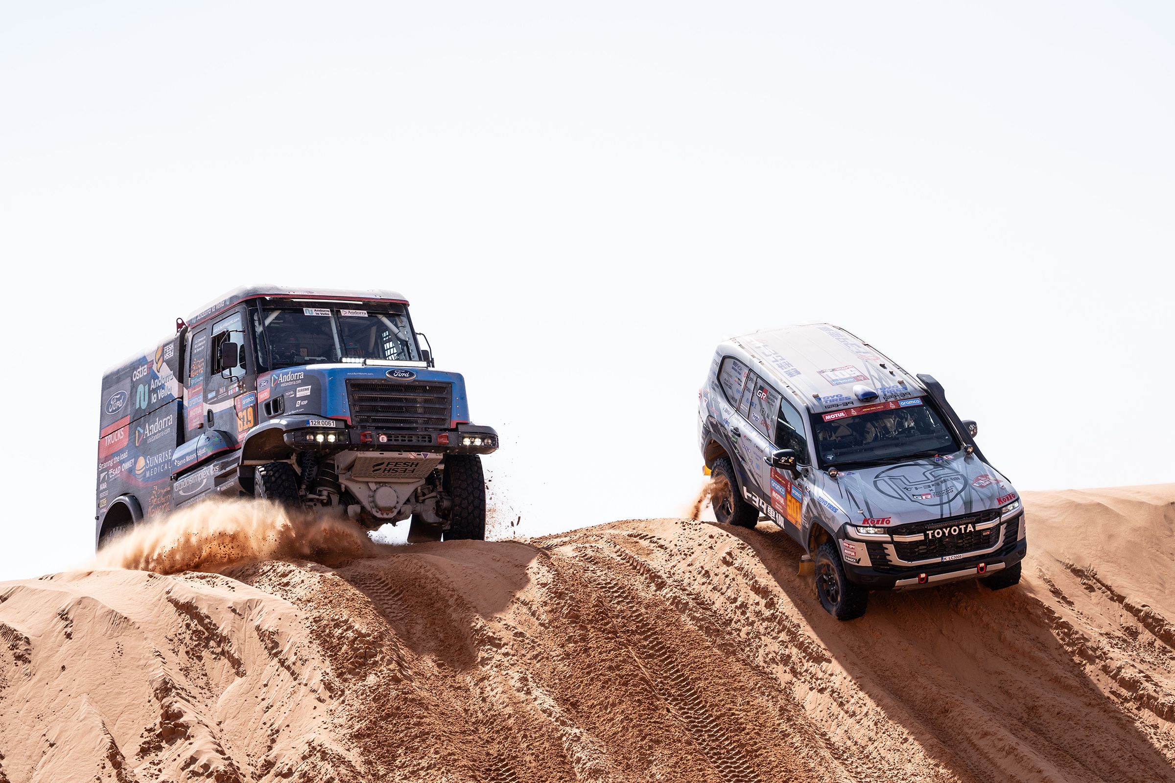 El camió de Llovera, superant una duna amb un altre corredor al davant.