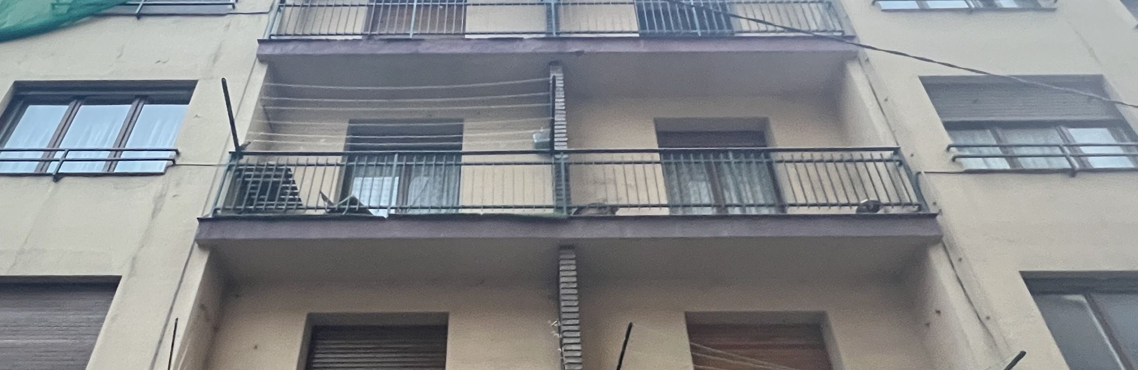 Al centre el balcó dels pisos que ocupa la dona. Al centre el balcó dels pisos que ocupa la dona.