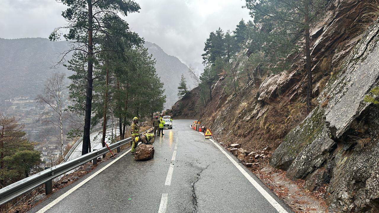 Punt de la carretera on s'han desprès alguns rocs.